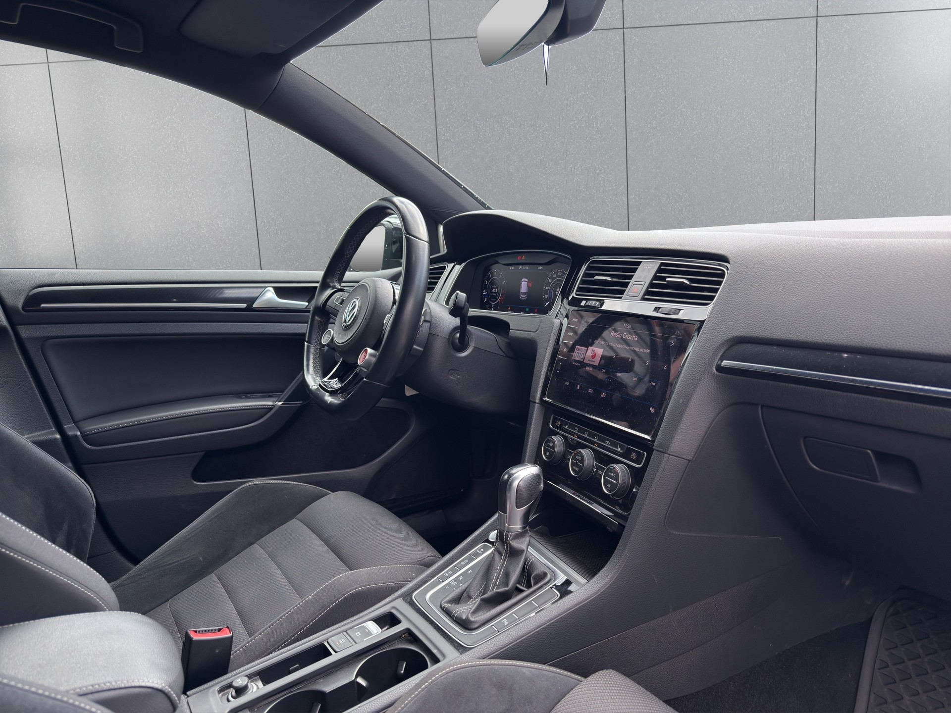 VW Golf 2.0 TSI R 4Motion DSG-image-8