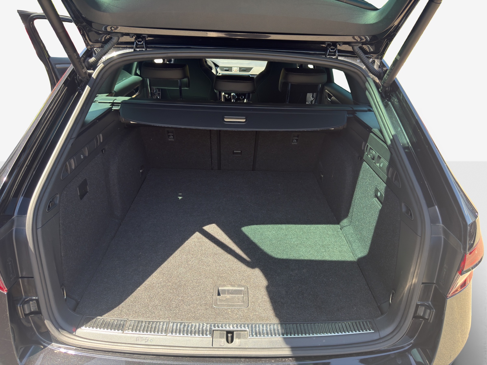 SKODA Superb Combi 2.0 TDi SportLine 4x4 DSG-image-13