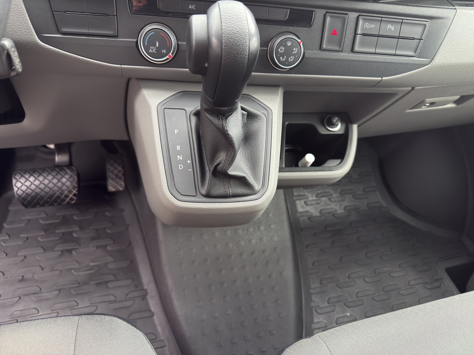 VW T6.1 2.0 TDI 4Motion DSG-image-10