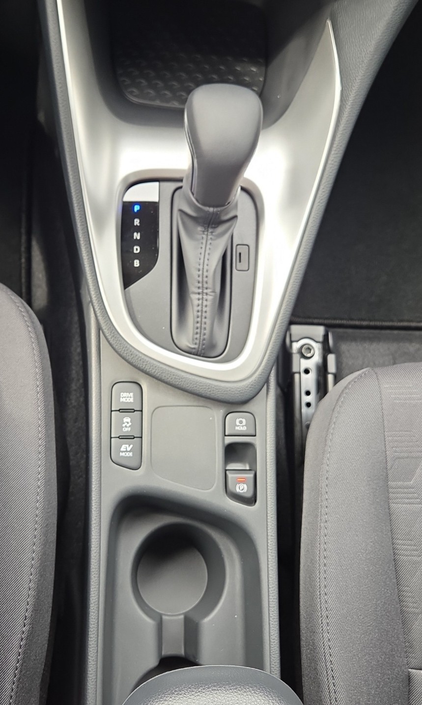 TOYOTA Yaris 1.5 Comfort e-CVT-image-15