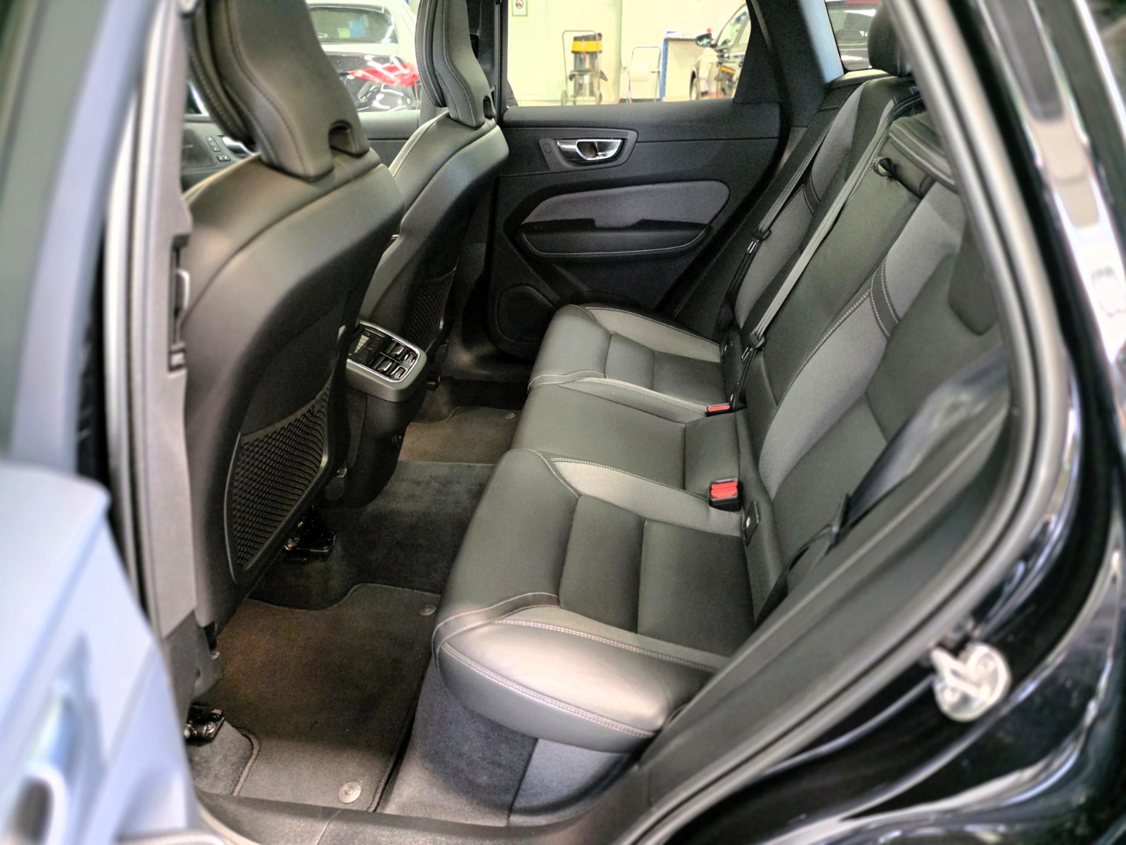 VOLVO XC60 B5 Benzin Mild Hybrid AWD Ultra Dark Geartronic-image-12