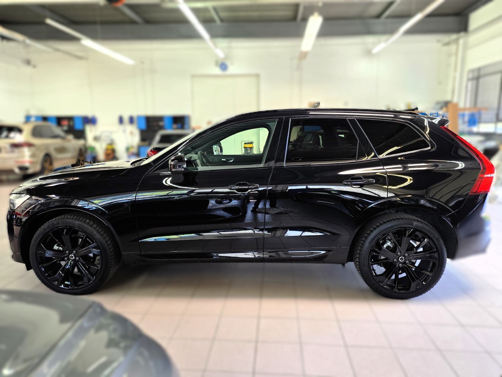 VOLVO XC60 B5 Benzin Mild Hybrid AWD Ultra Dark Geartronic-image-1