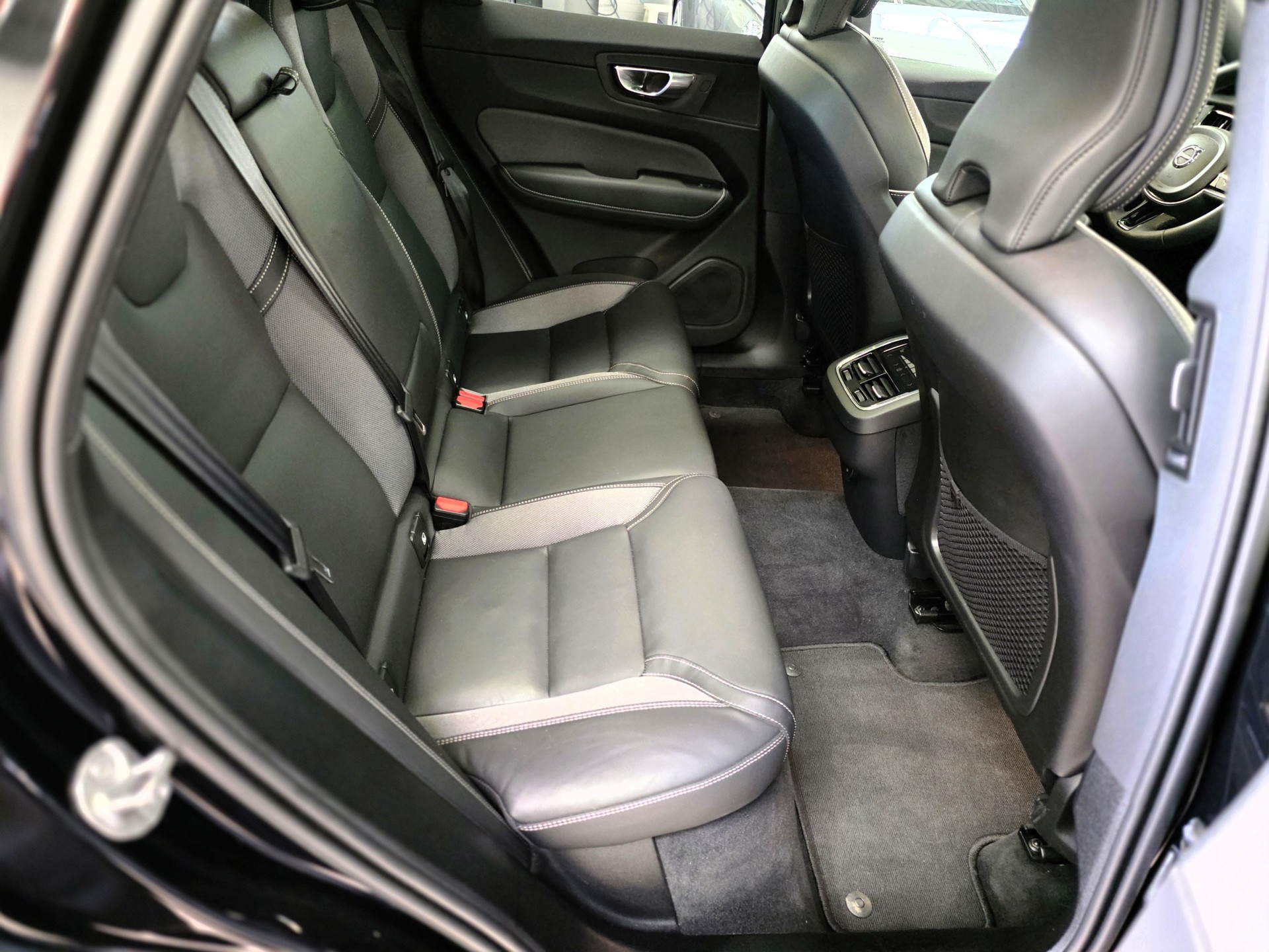 VOLVO XC60 B5 Benzin Mild Hybrid AWD Ultra Dark Geartronic-image-14