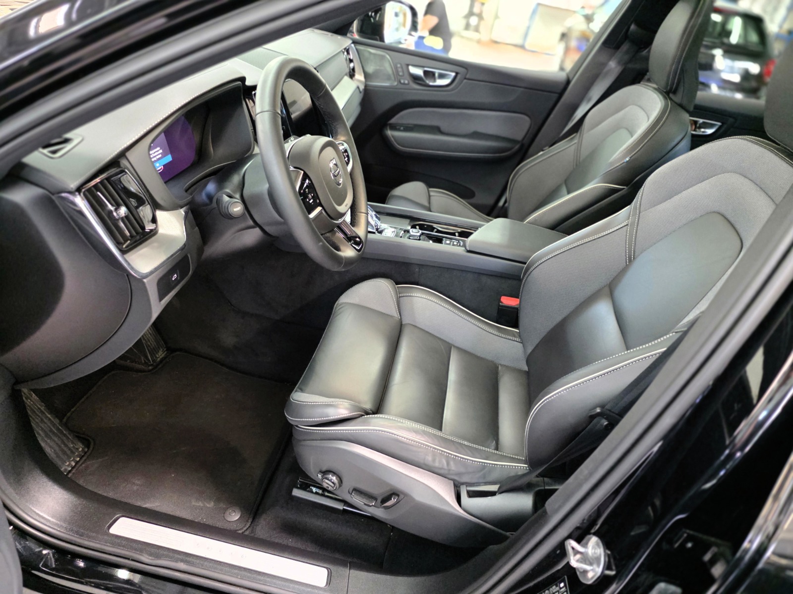 VOLVO XC60 B5 Benzin Mild Hybrid AWD Ultra Dark Geartronic-image-9