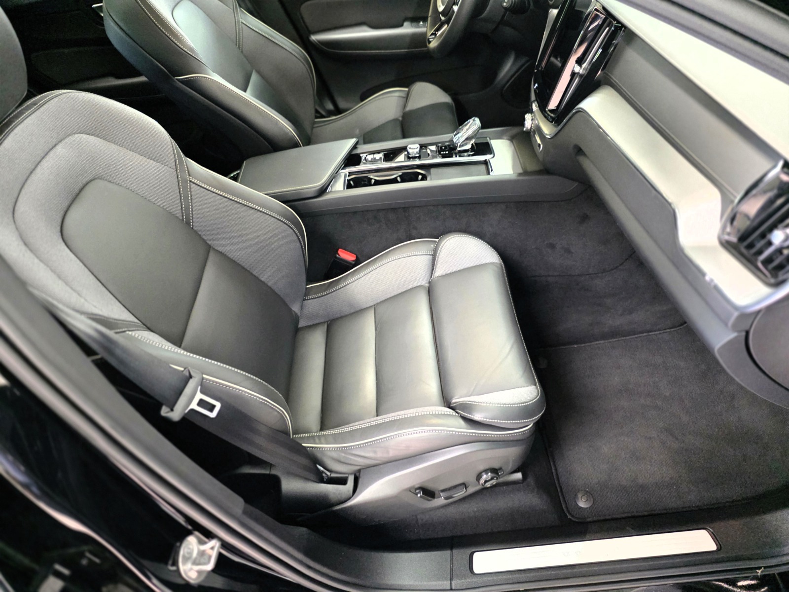 VOLVO XC60 B5 Benzin Mild Hybrid AWD Ultra Dark Geartronic-image-13