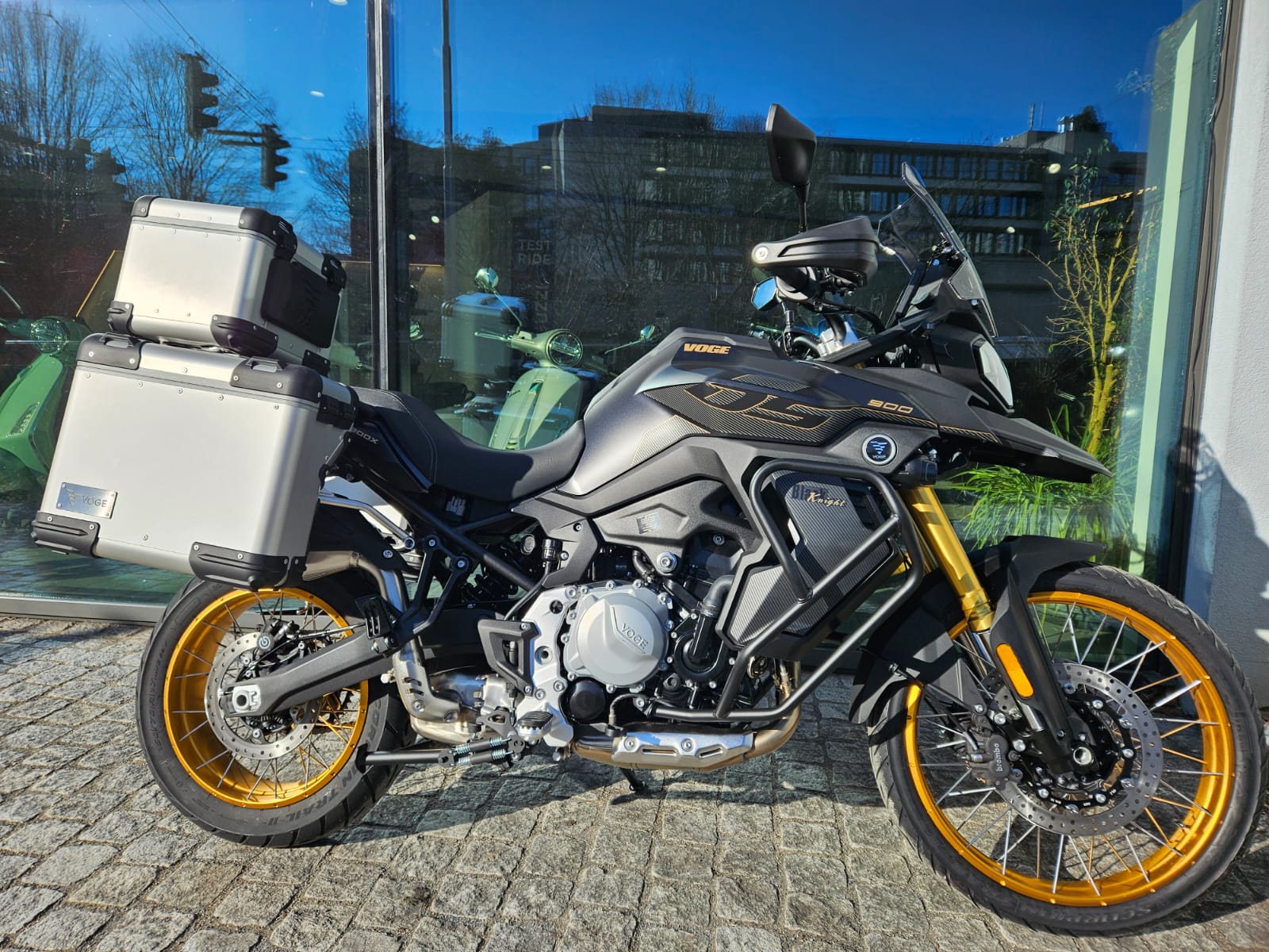 VOGE 900DSX BLACK KNIGHT-showroom-element-1