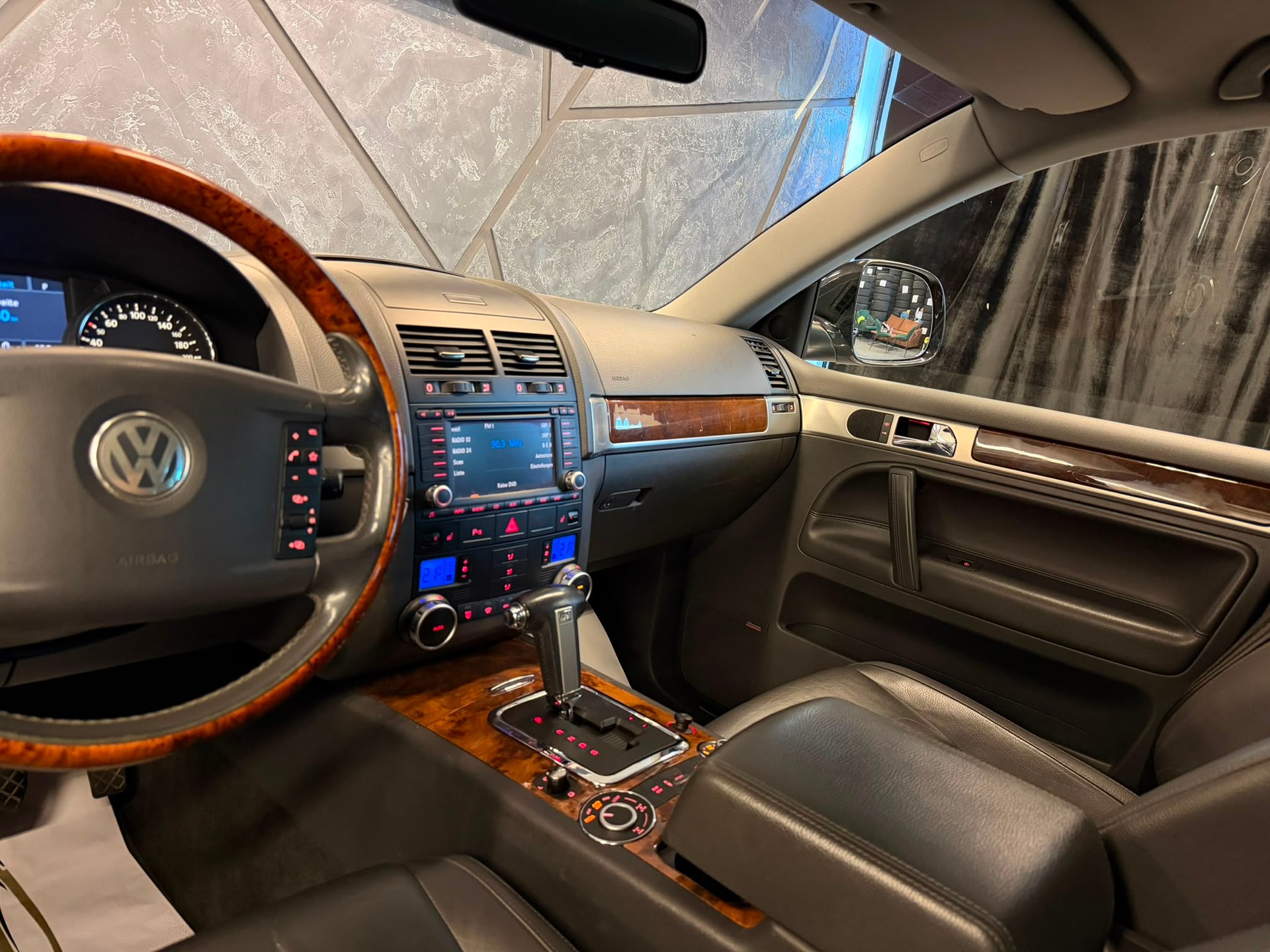VW Touareg 3.0 TDI Automatic Individual-image-9