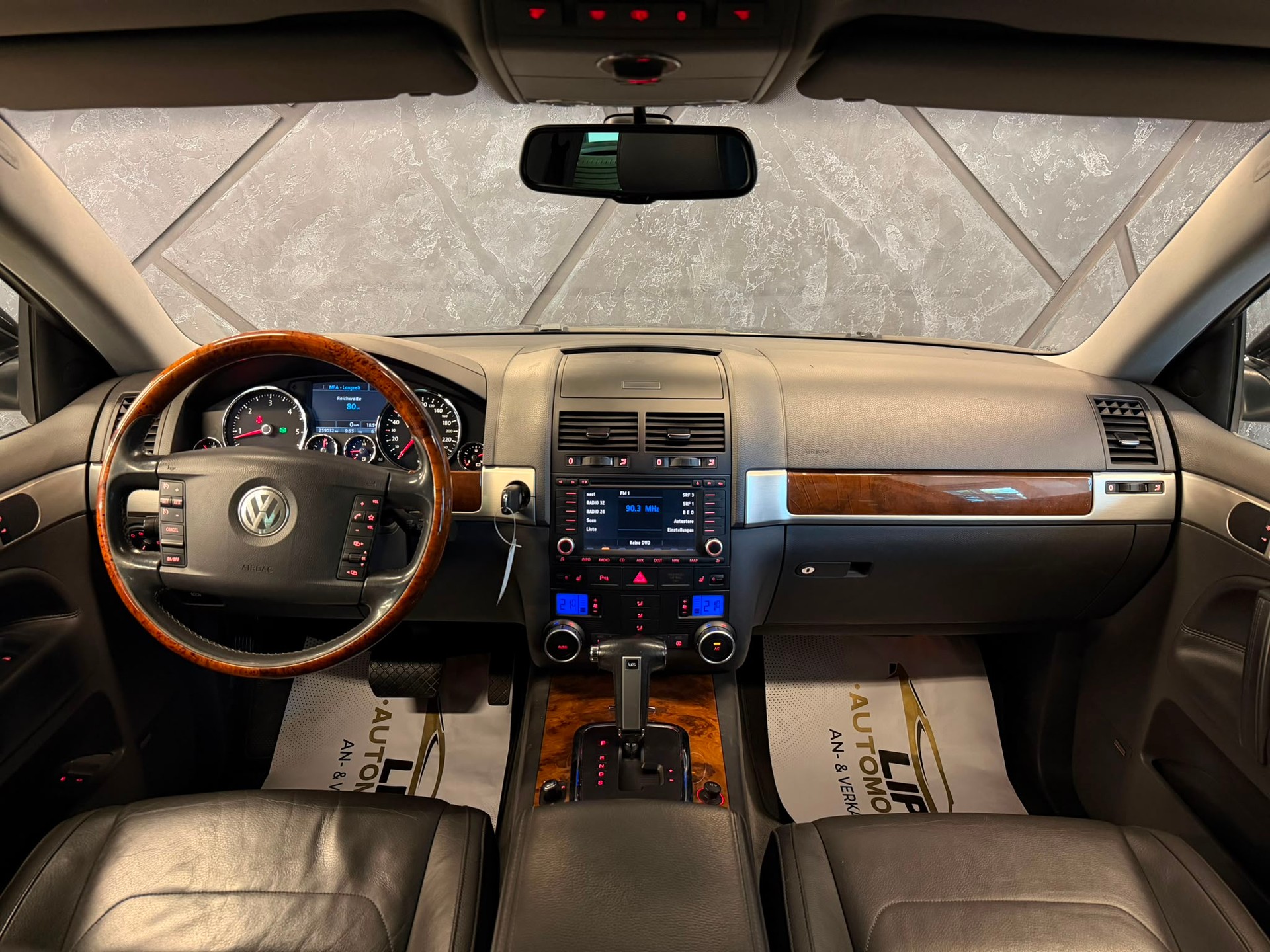 VW Touareg 3.0 TDI Automatic Individual-image-8