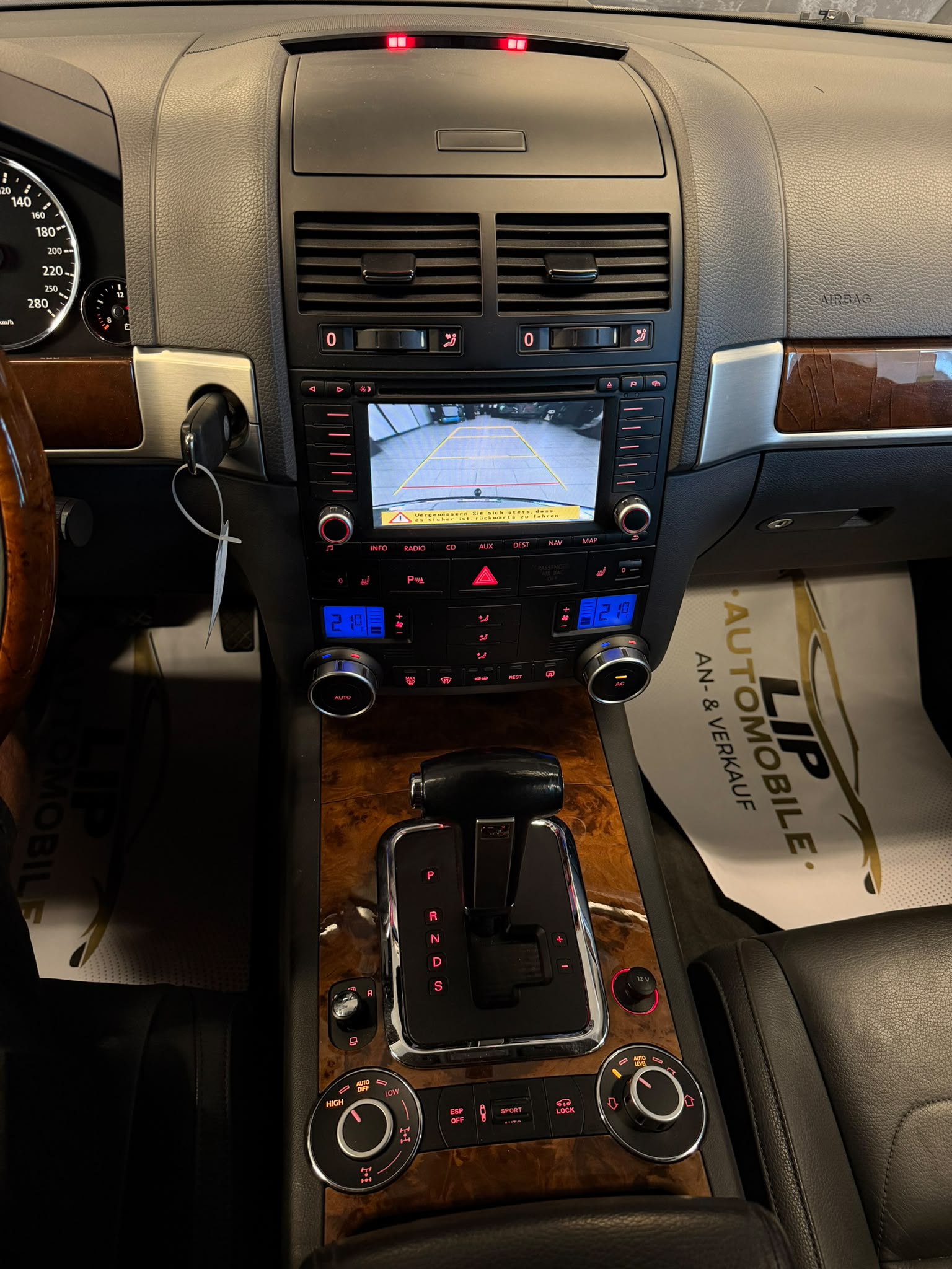 VW Touareg 3.0 TDI Automatic Individual-image-11