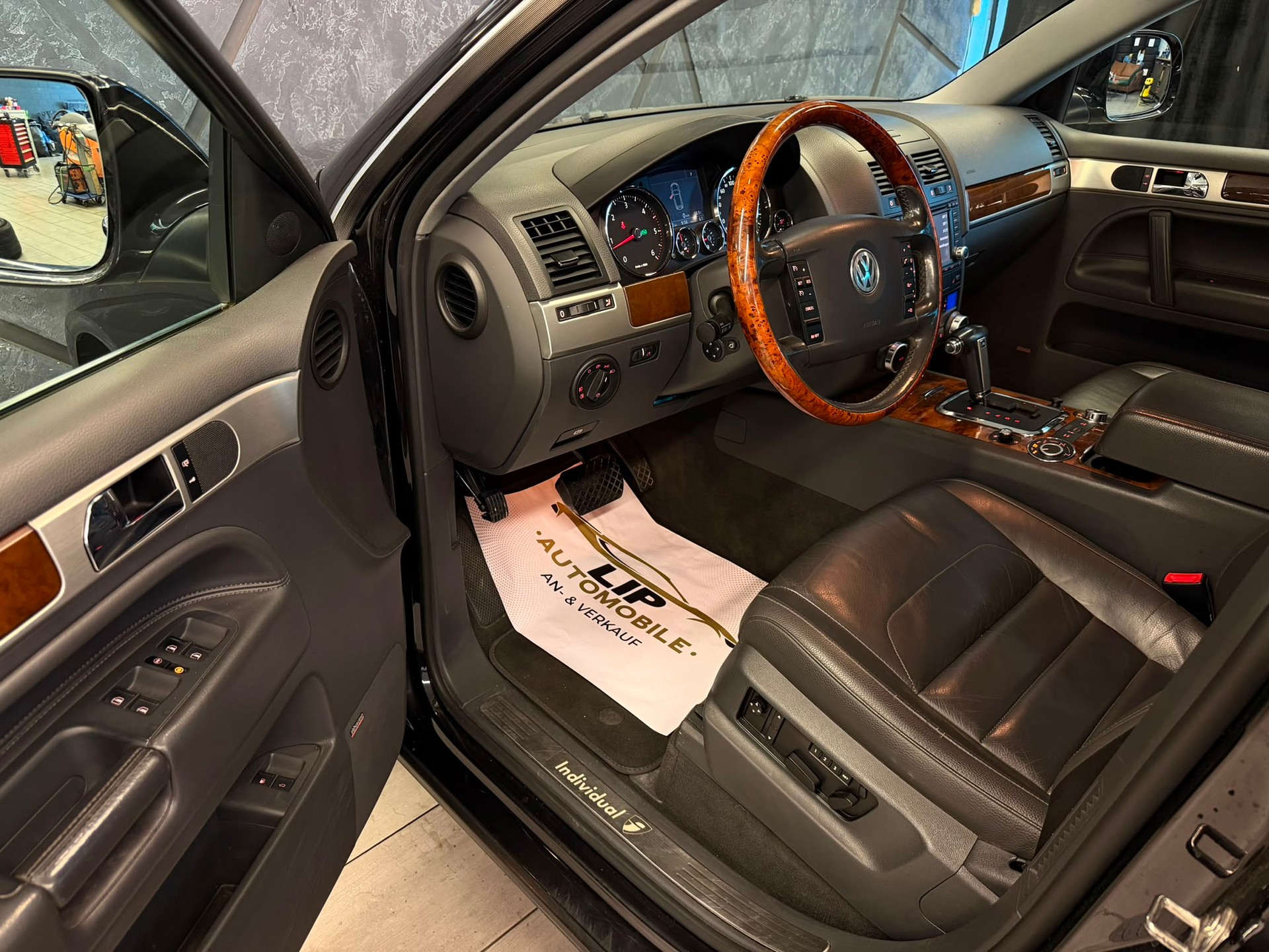 VW Touareg 3.0 TDI Automatic Individual-image-10