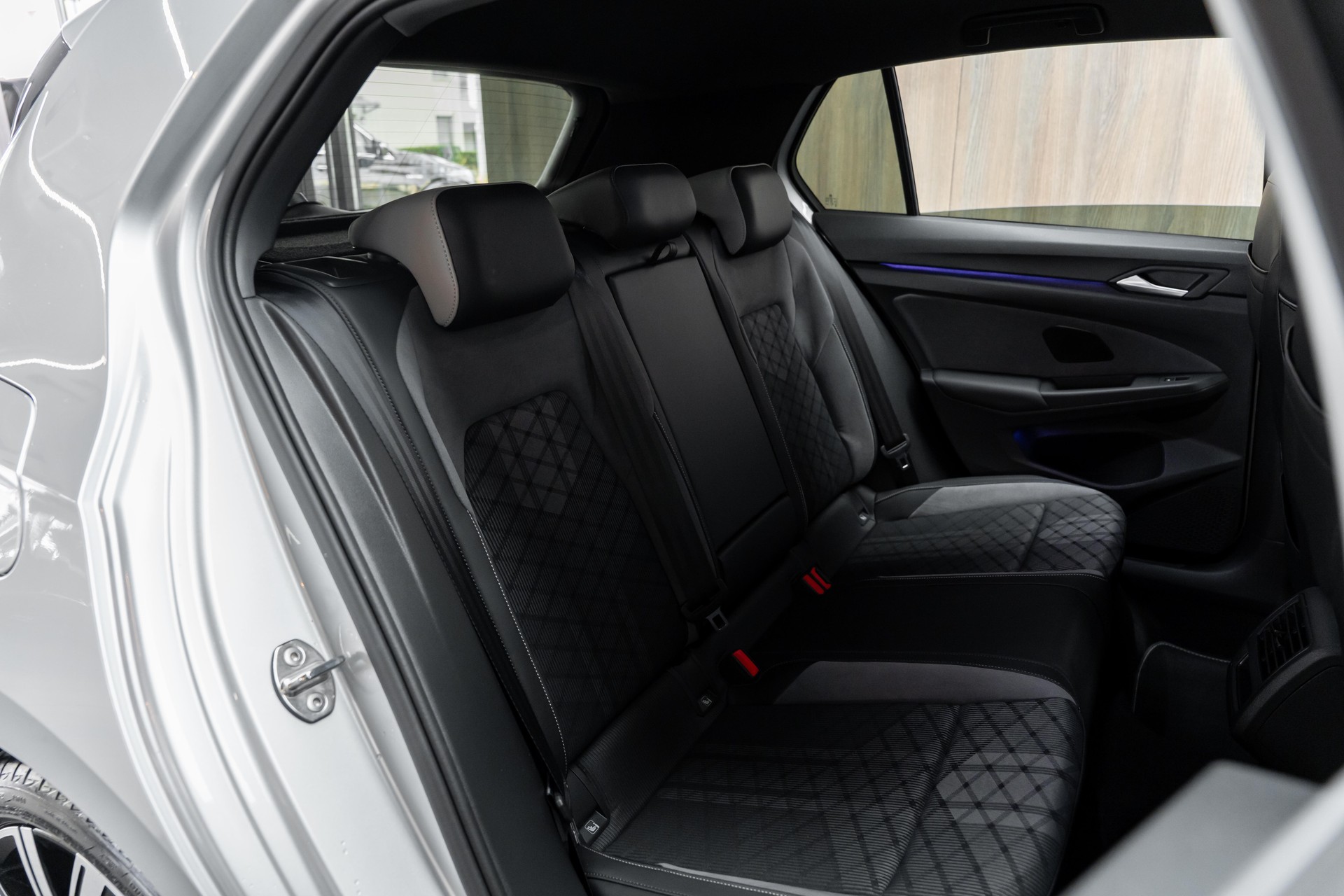 VW Golf 1.5 eTSI mHEV ACT R-Line 75 Edition DSG-image-10