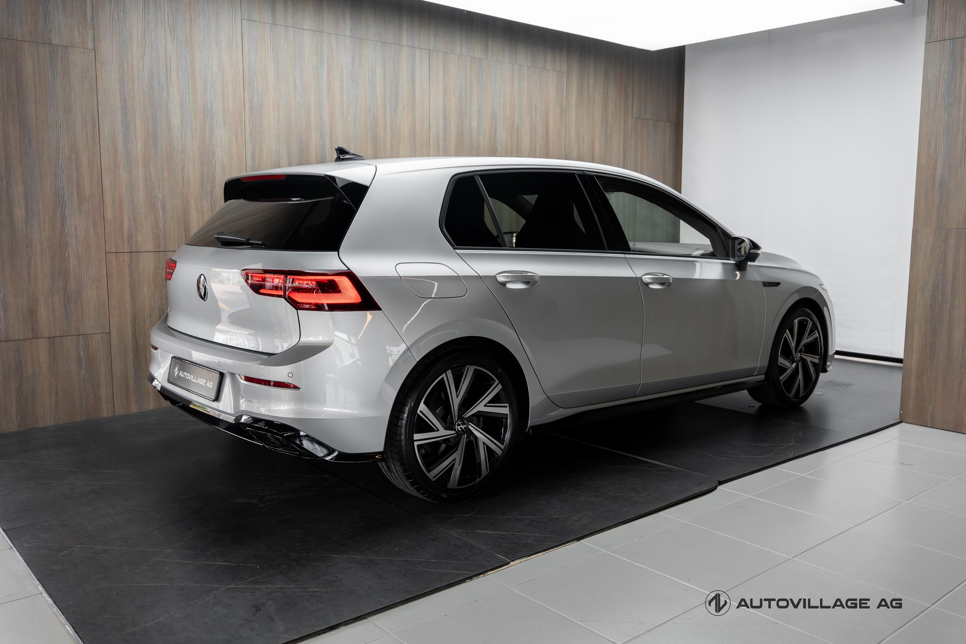 VW Golf 1.5 eTSI mHEV ACT R-Line 75 Edition DSG-image-1
