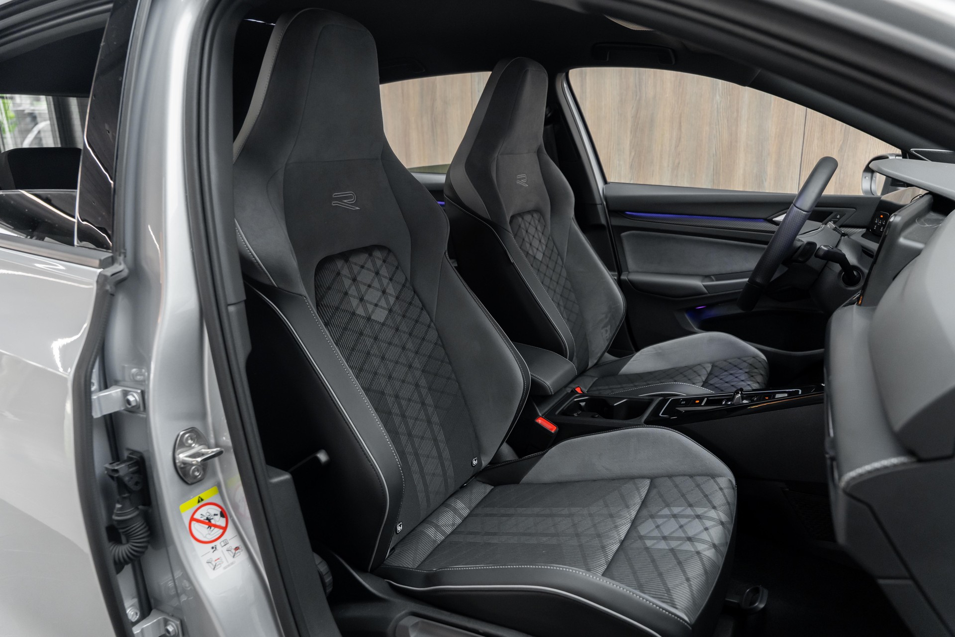 VW Golf 1.5 eTSI mHEV ACT R-Line 75 Edition DSG-image-8