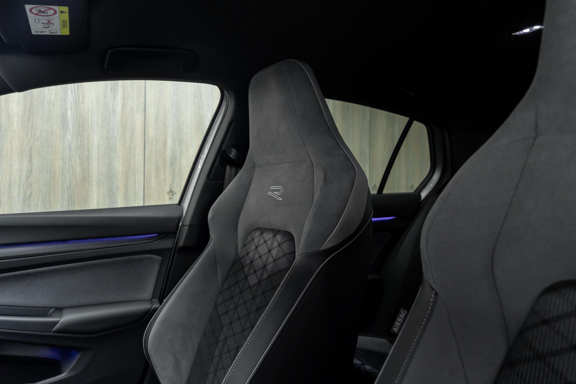 VW Golf 1.5 eTSI mHEV ACT R-Line 75 Edition DSG-image-6