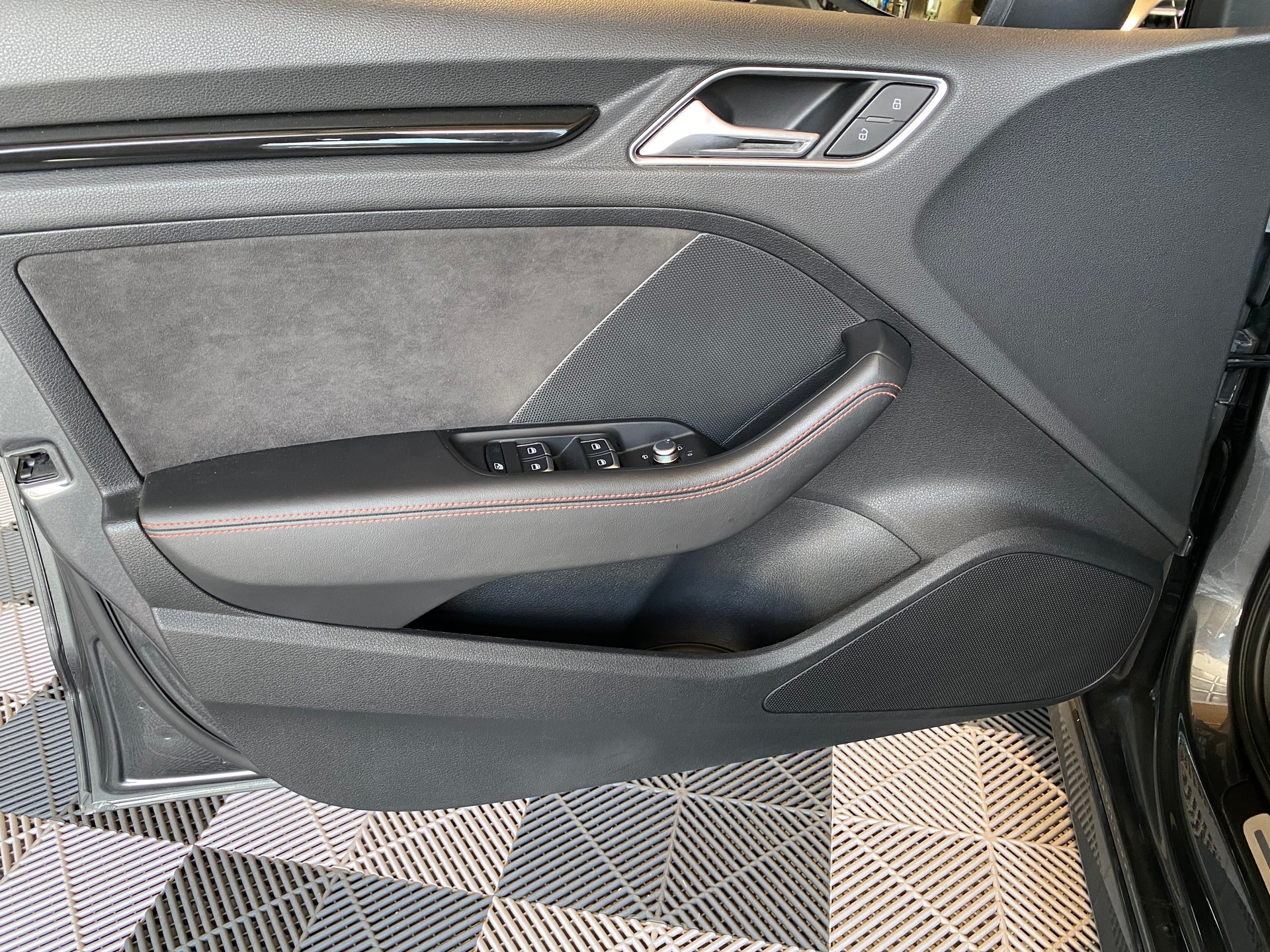 AUDI RS3 2.5 TSI quattro S-tronic-image-10