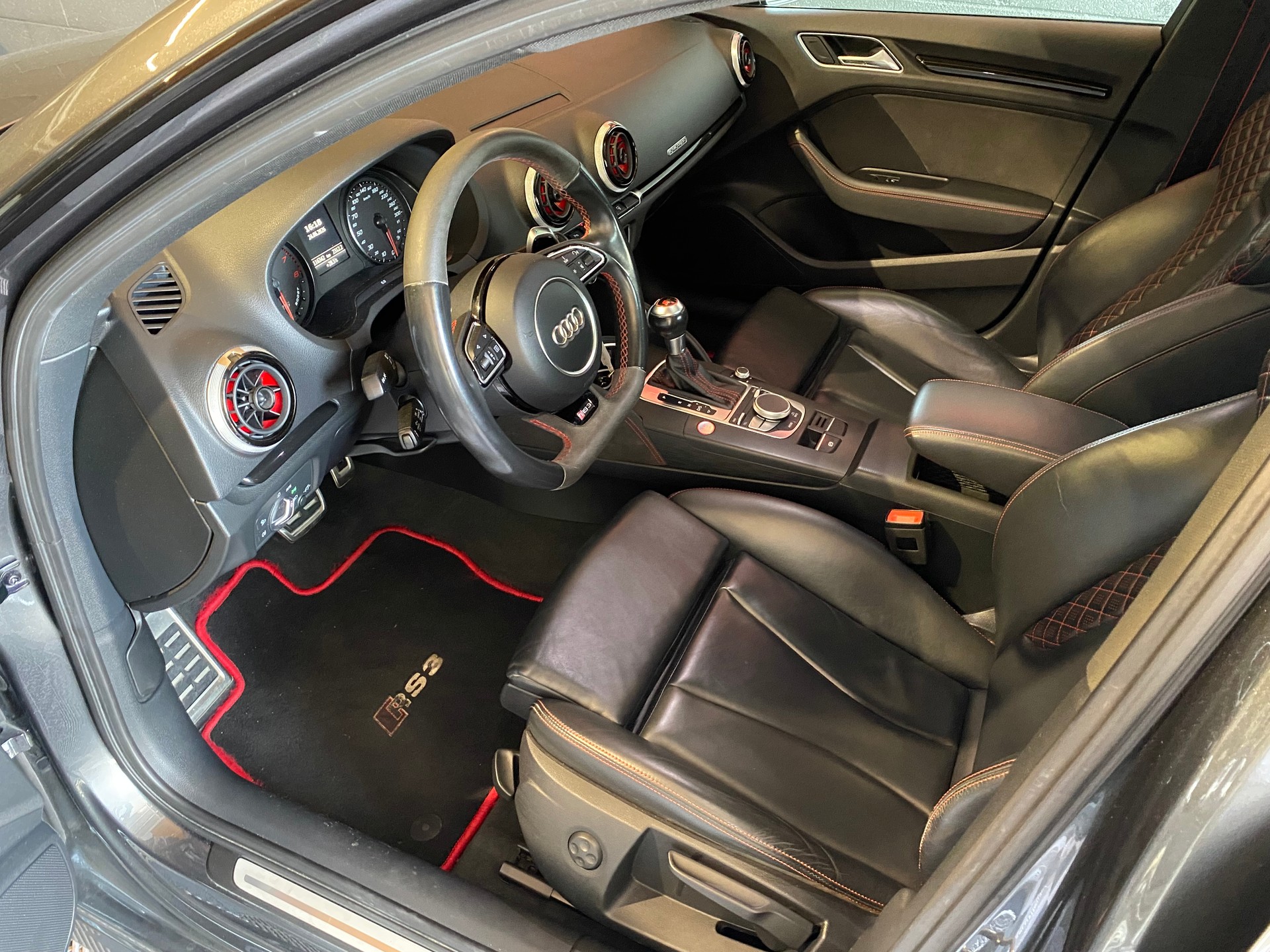AUDI RS3 2.5 TSI quattro S-tronic-image-11
