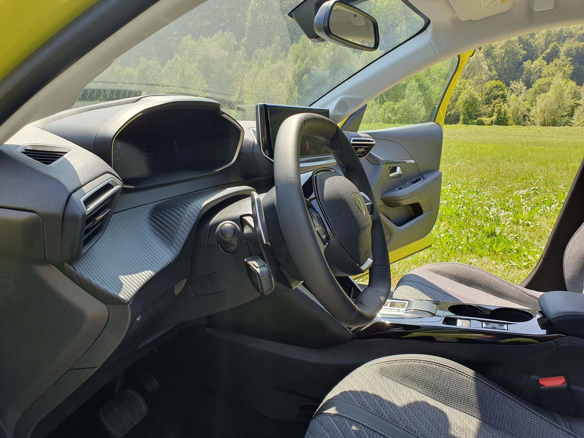 PEUGEOT 208 1.2 Hybrid Style-image-12