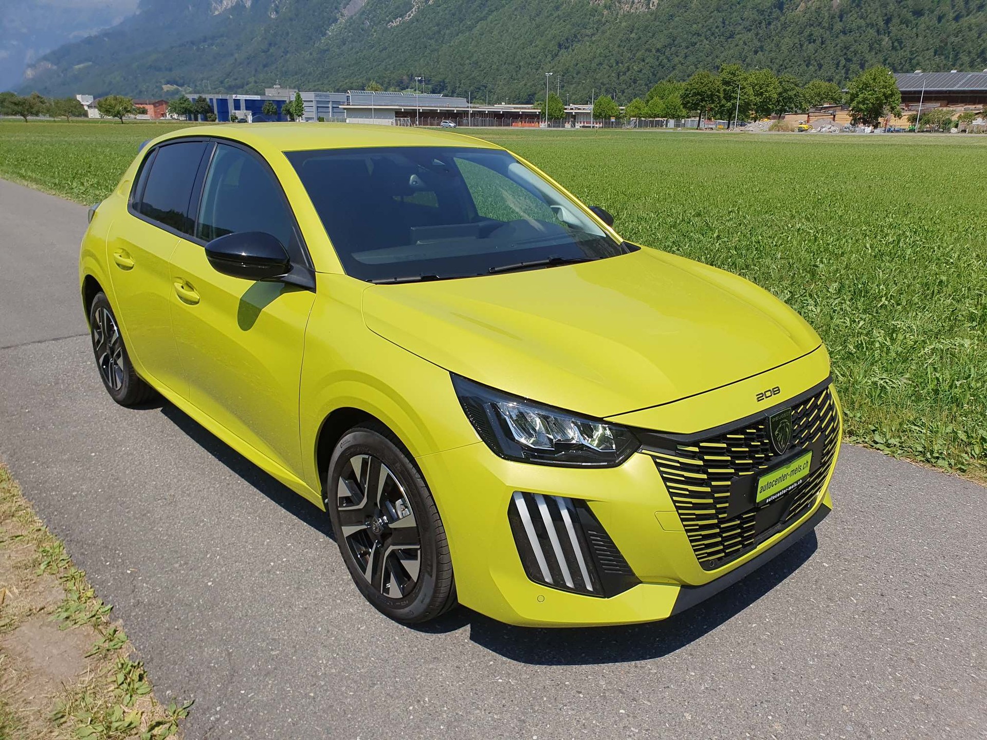 PEUGEOT 208 1.2 Hybrid Style-image-0
