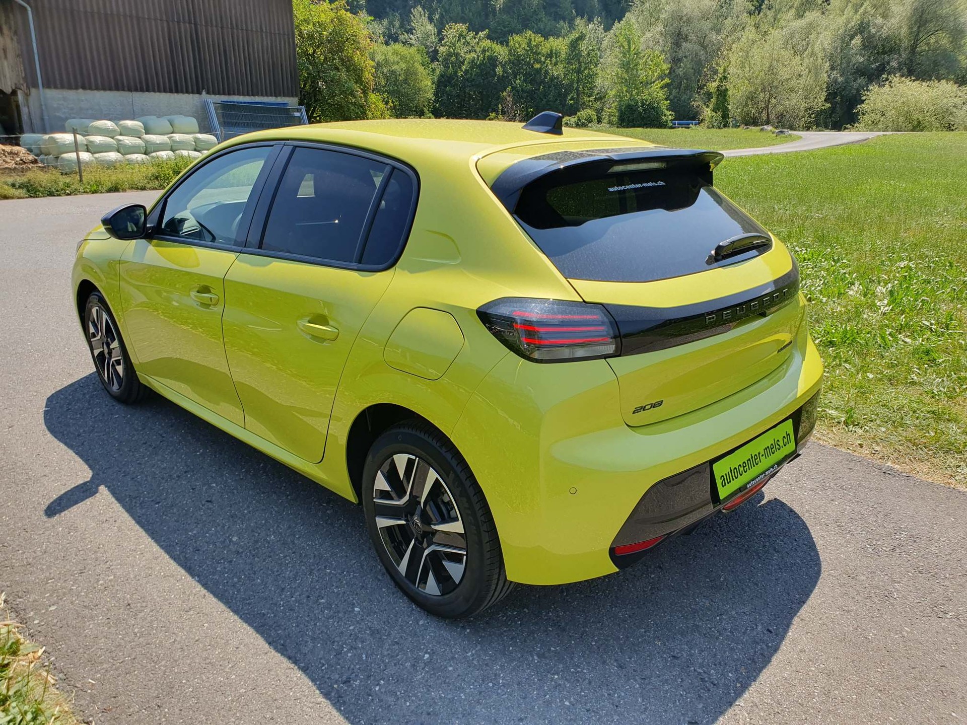 PEUGEOT 208 1.2 Hybrid Style-image-4