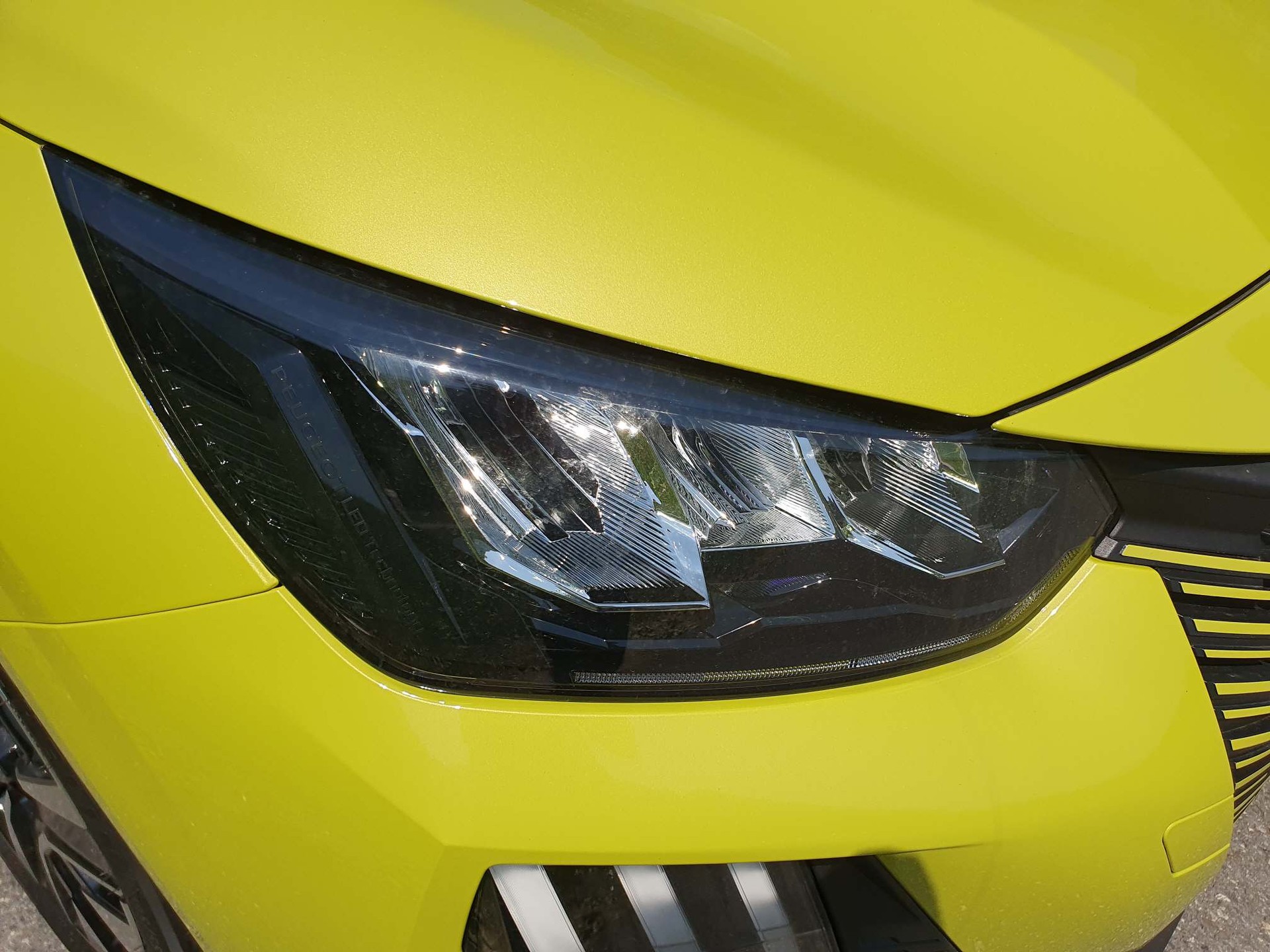 PEUGEOT 208 1.2 Hybrid Style-image-1