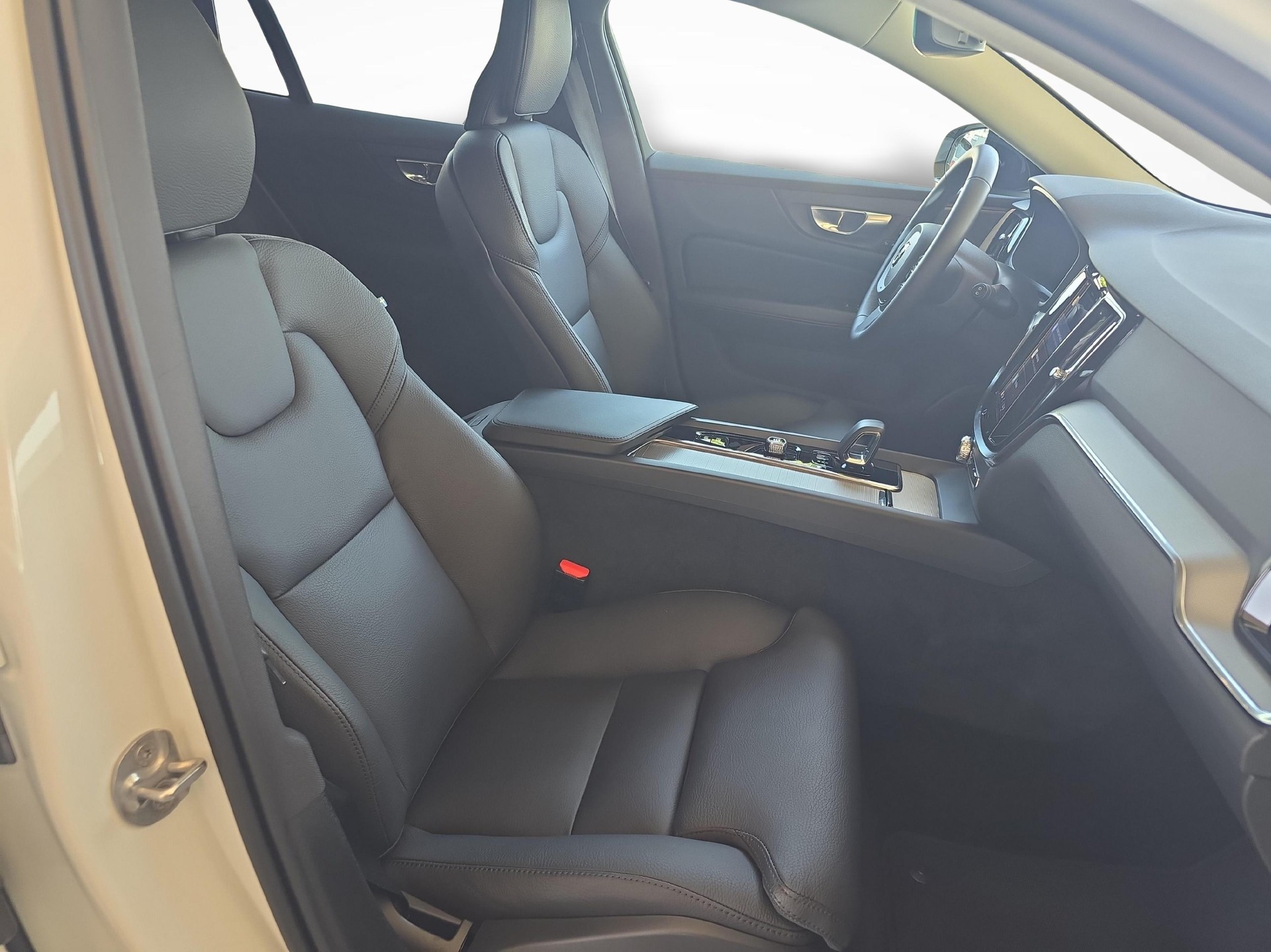 VOLVO V60 2.0 B4 Plus Dark-image-9