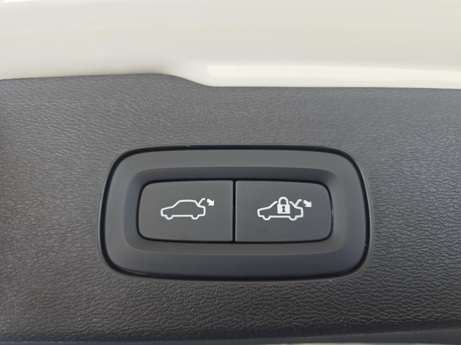 VOLVO V60 2.0 B4 Plus Dark-image-17