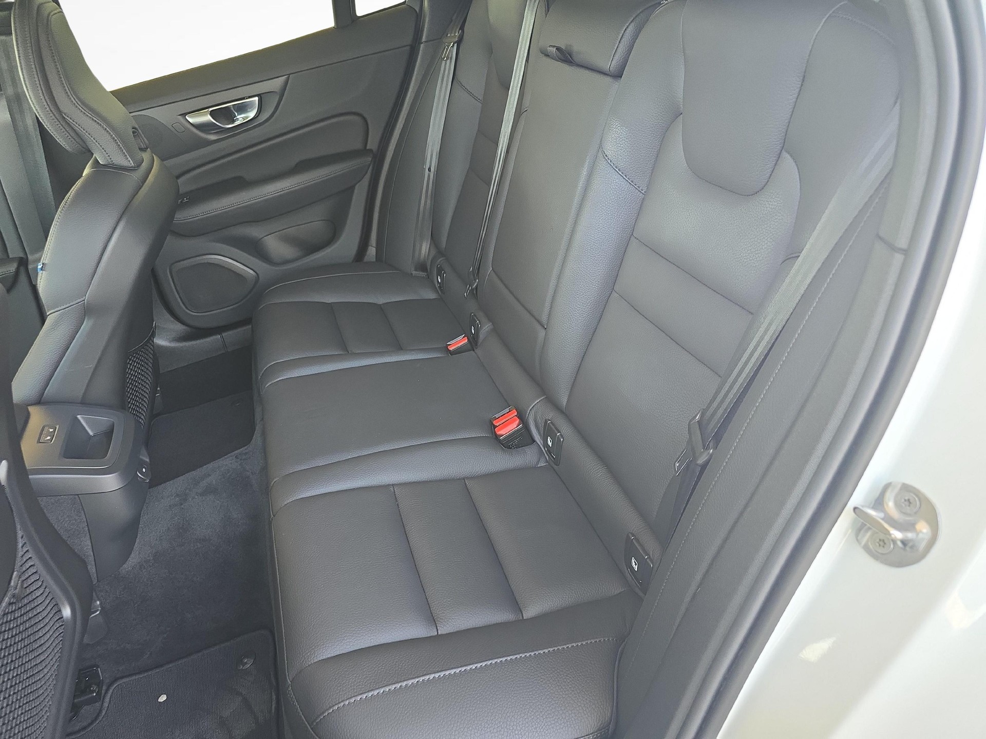 VOLVO V60 2.0 B4 Plus Dark-image-10