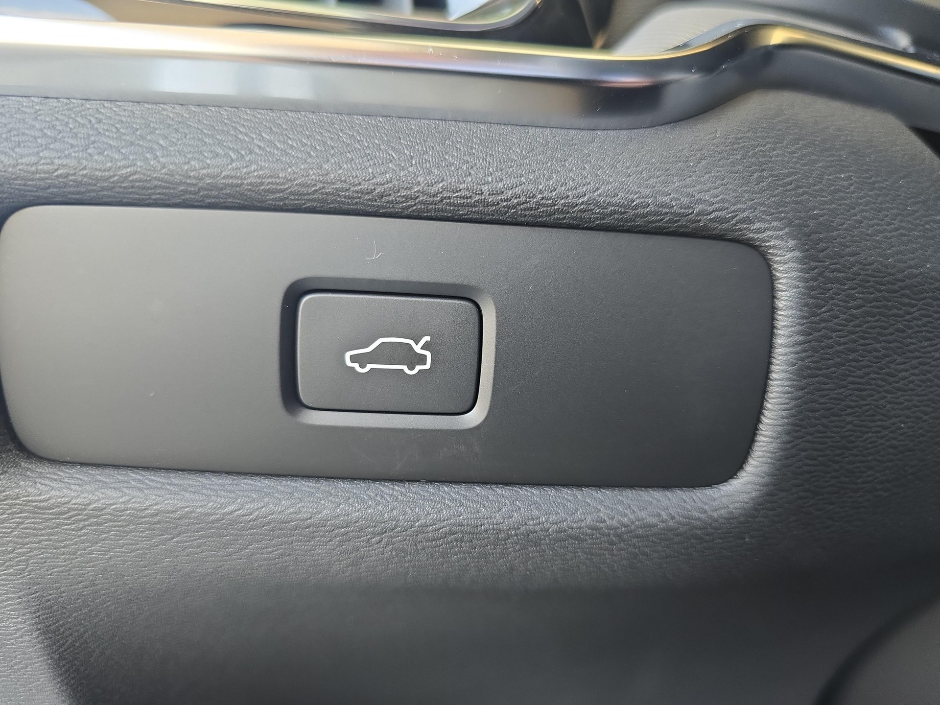 VOLVO V60 2.0 B4 Plus Dark-image-18