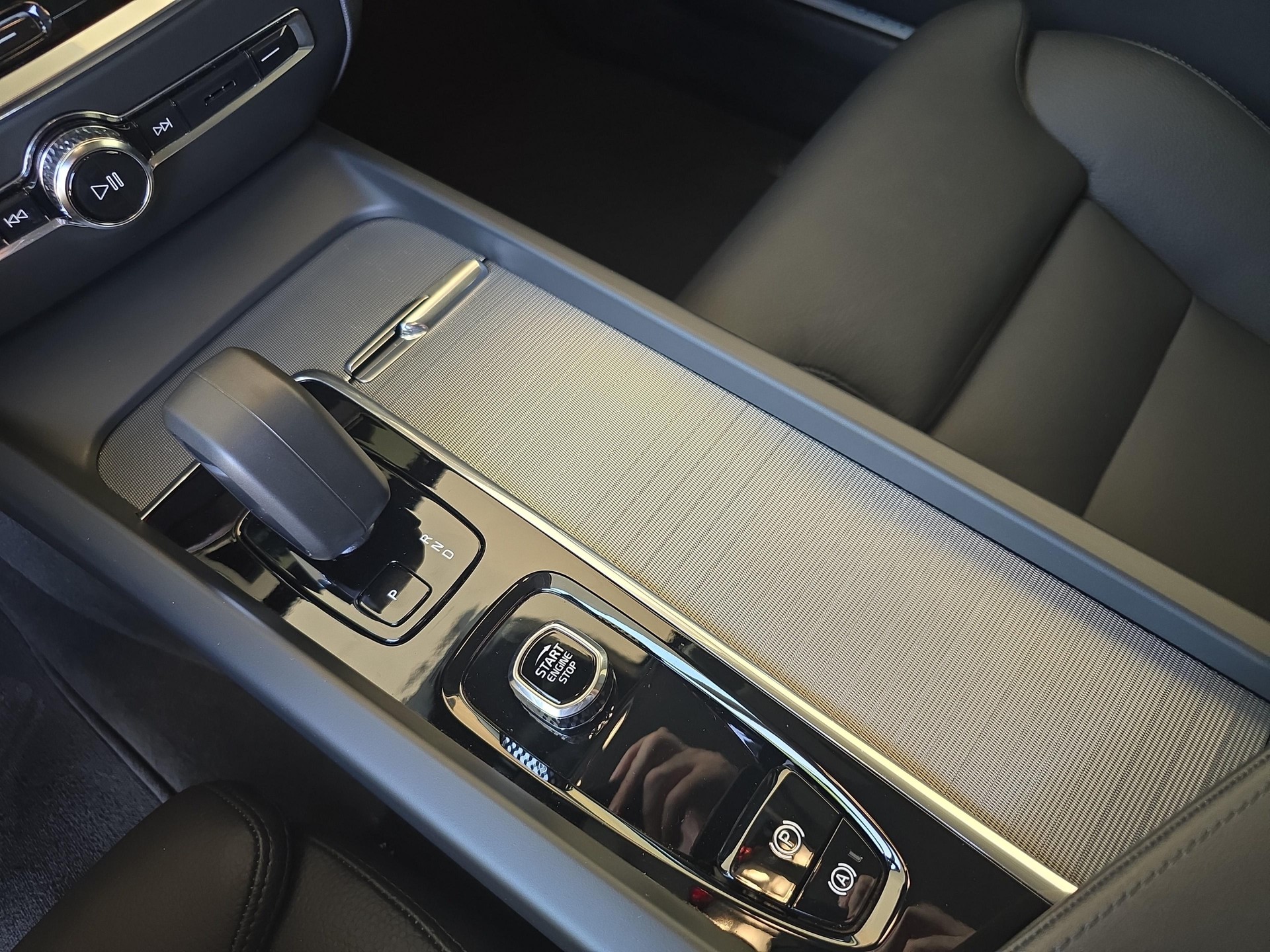 VOLVO V60 2.0 B4 Plus Dark-image-15