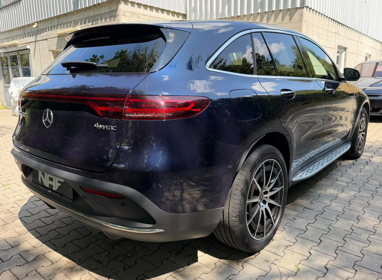 MERCEDES-BENZ EQC 400 AMG Line 4Matic-image-4