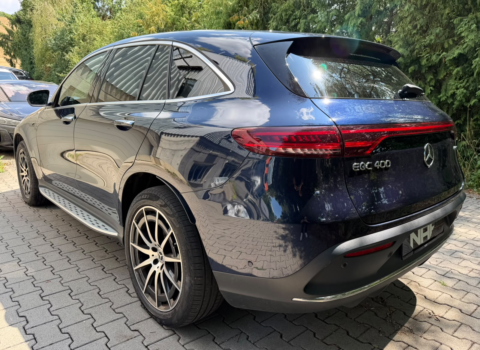 MERCEDES-BENZ EQC 400 AMG Line 4Matic-image-2
