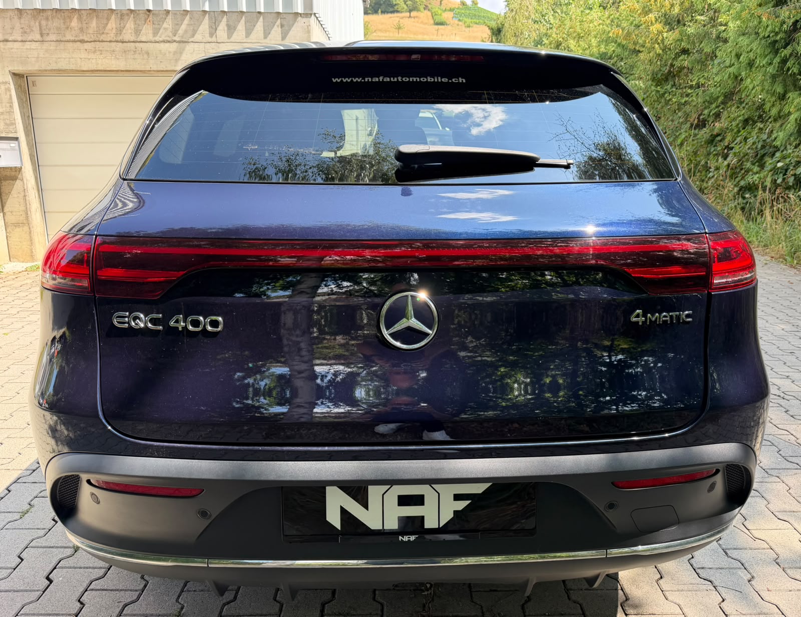 MERCEDES-BENZ EQC 400 AMG Line 4Matic-image-3