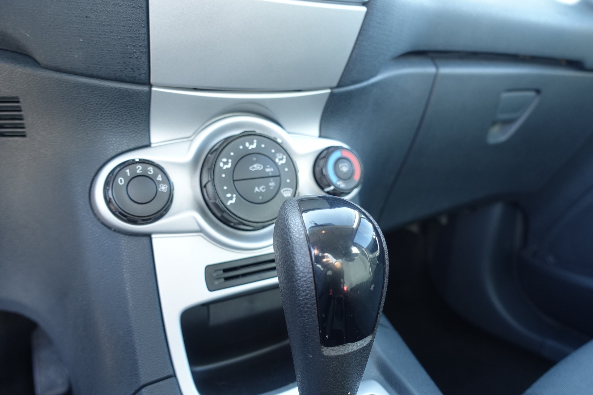 FORD Fiesta 1.4 16V Trend Automatic-image-11