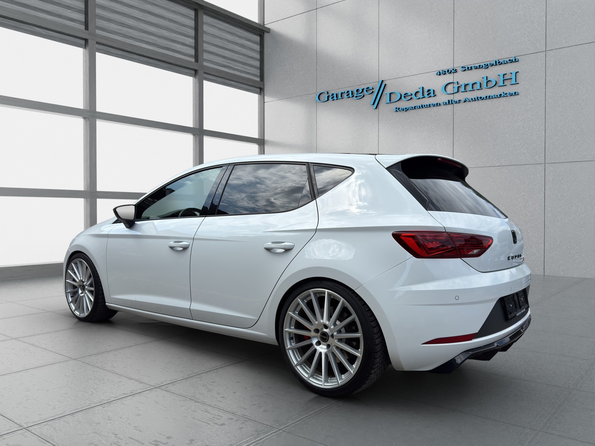SEAT Leon 2.0 TSI Cupra 300 DSG-image-2