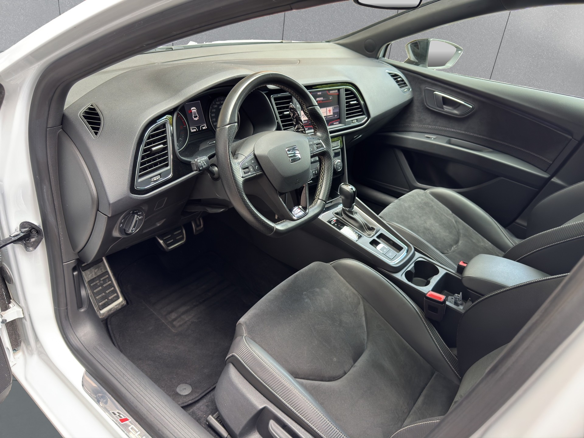 SEAT Leon 2.0 TSI Cupra 300 DSG-image-13