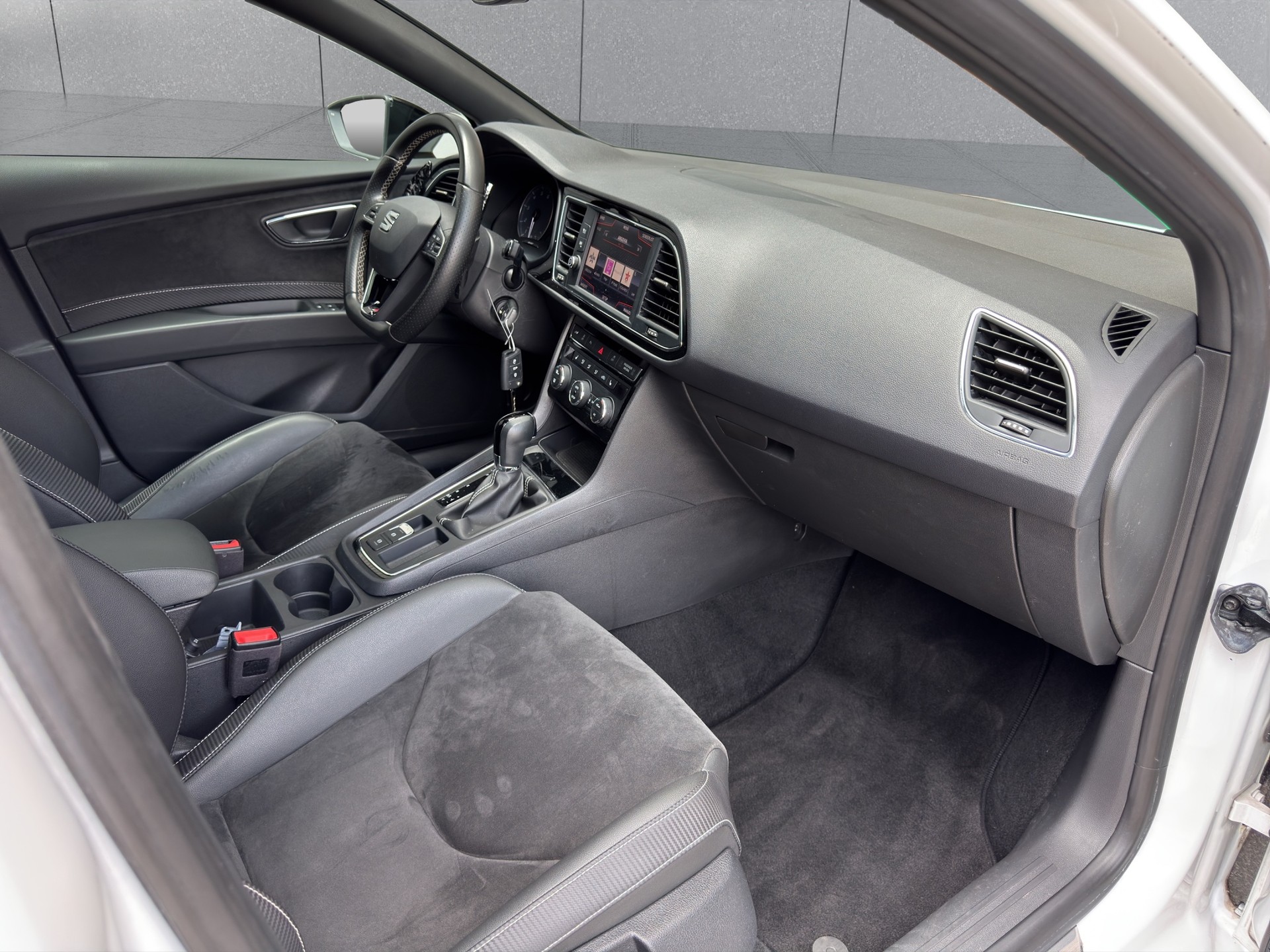 SEAT Leon 2.0 TSI Cupra 300 DSG-image-11