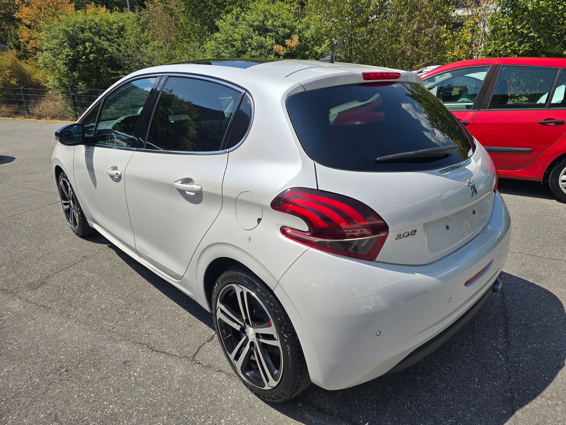PEUGEOT 208 1.2 PureTech GT Line-image-5