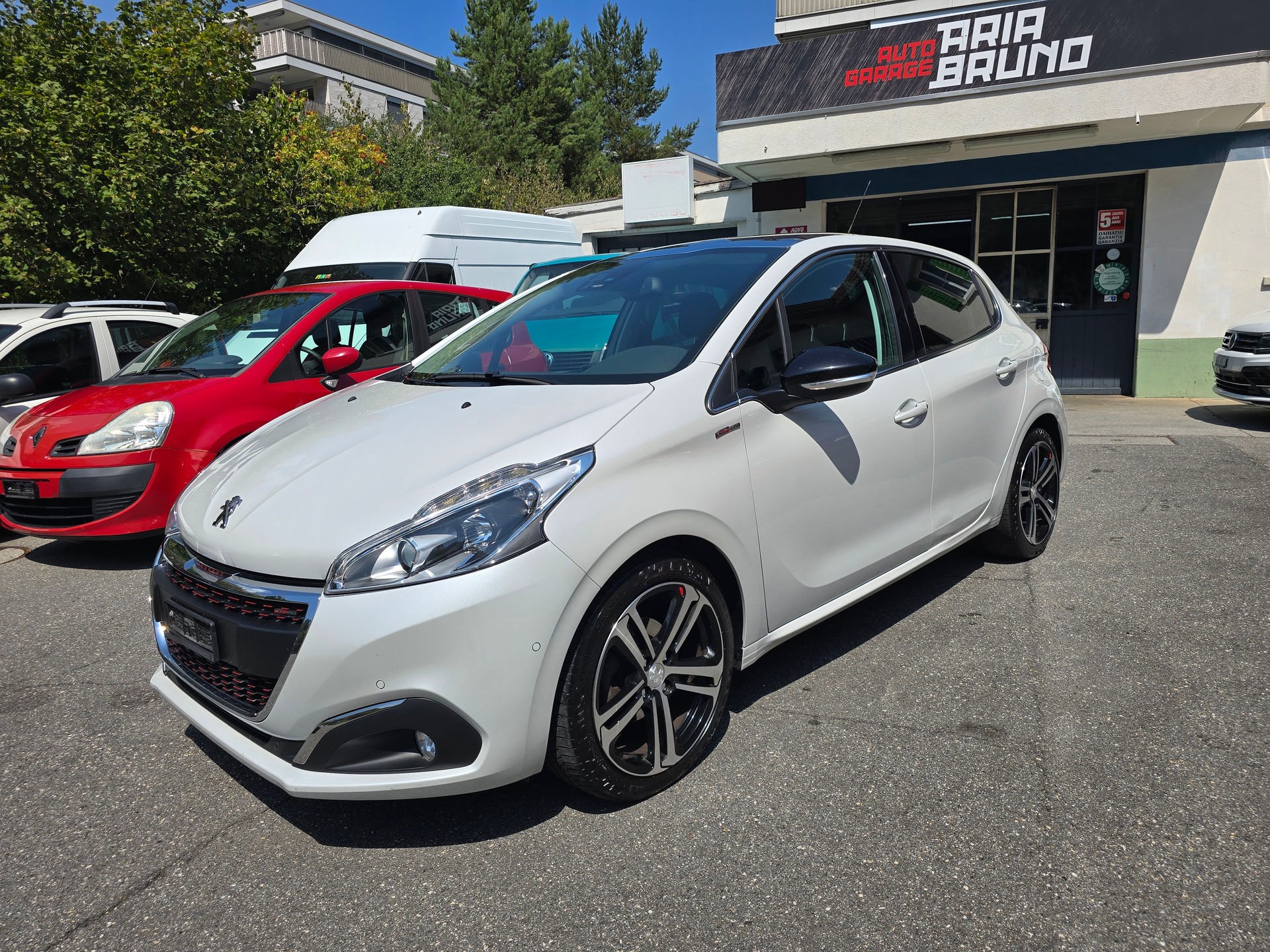 PEUGEOT 208 1.2 PureTech GT Line-image-0