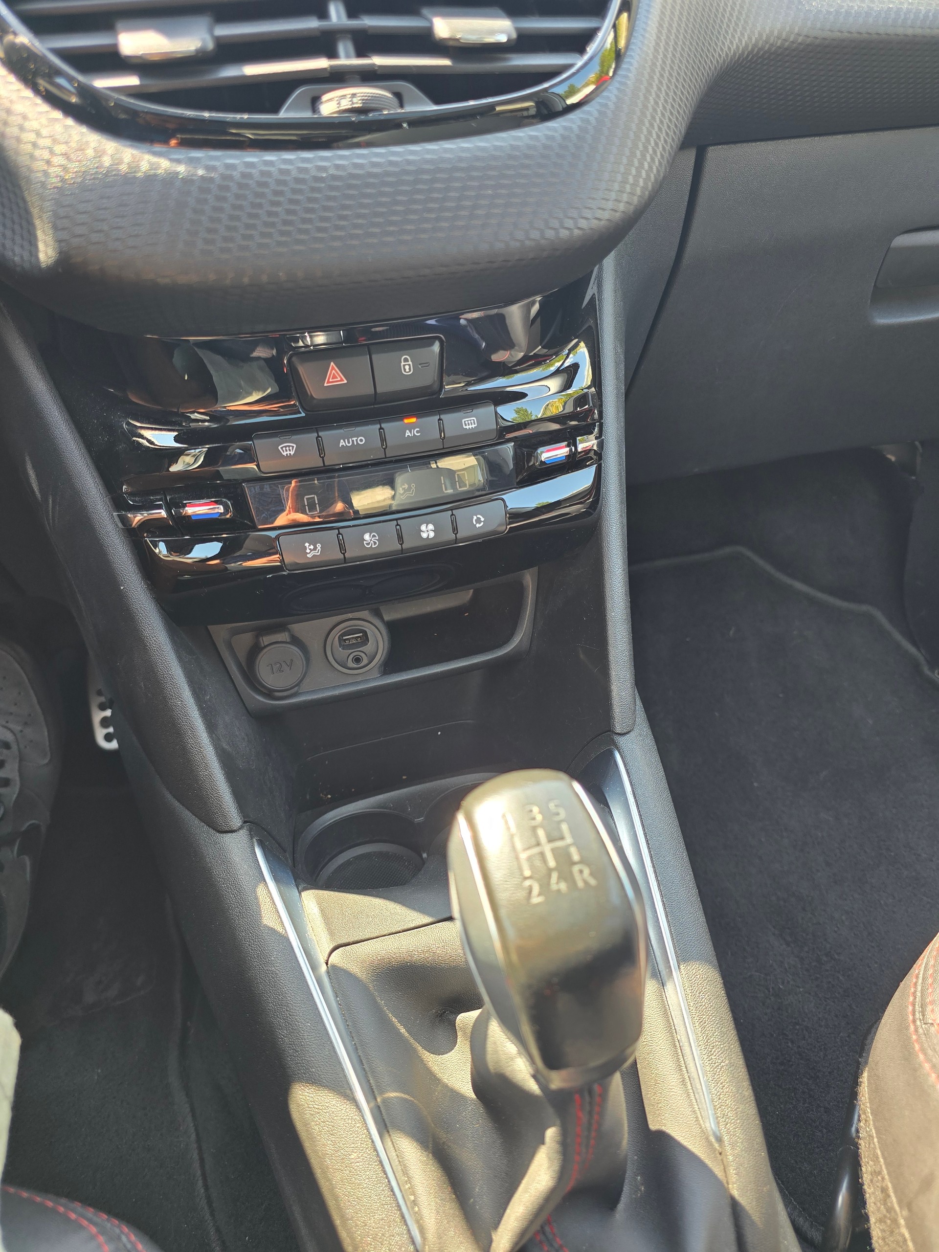 PEUGEOT 208 1.2 PureTech GT Line-image-12