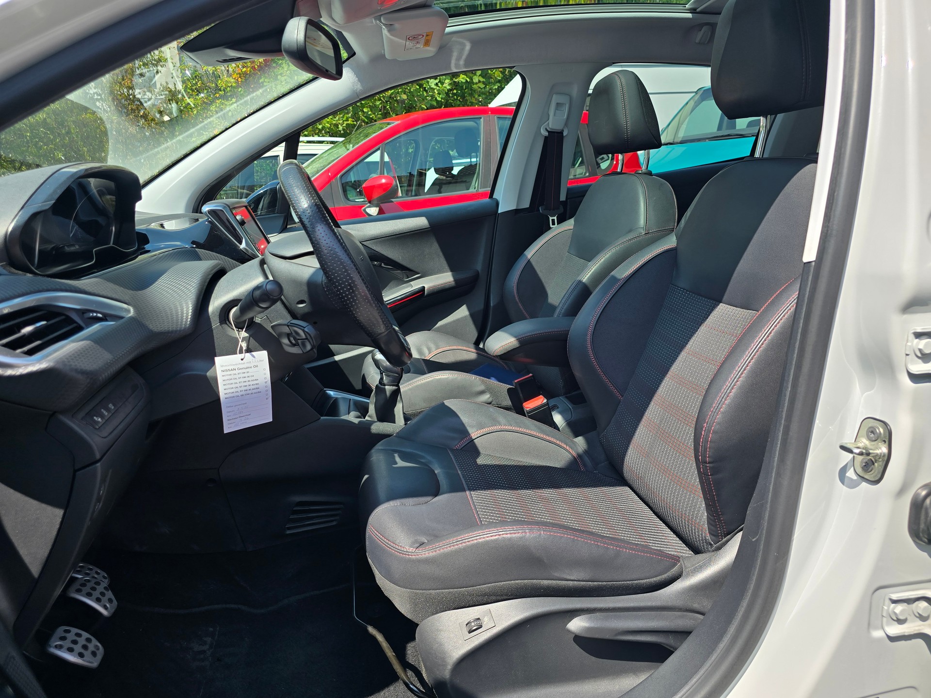 PEUGEOT 208 1.2 PureTech GT Line-image-8