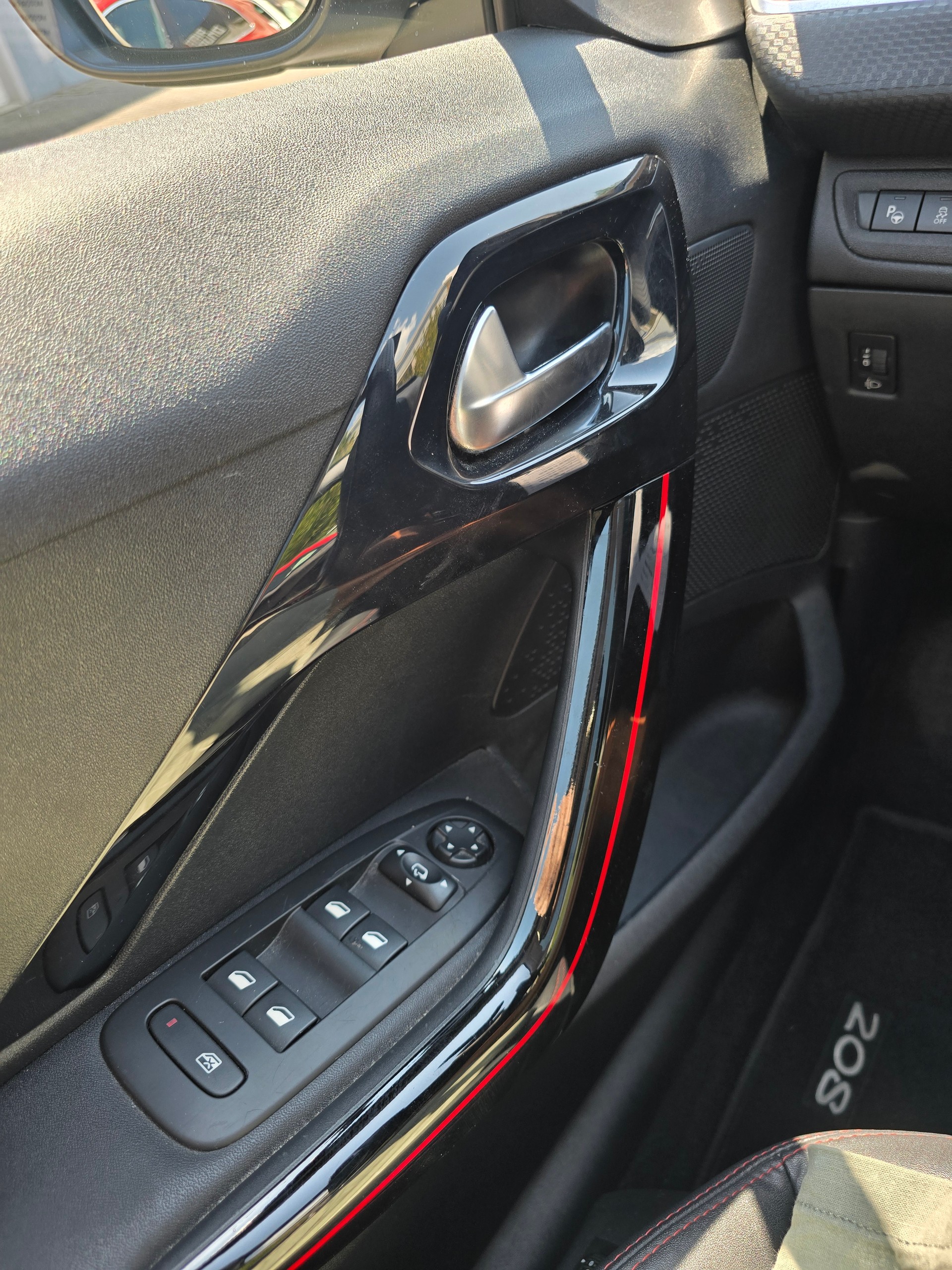 PEUGEOT 208 1.2 PureTech GT Line-image-14