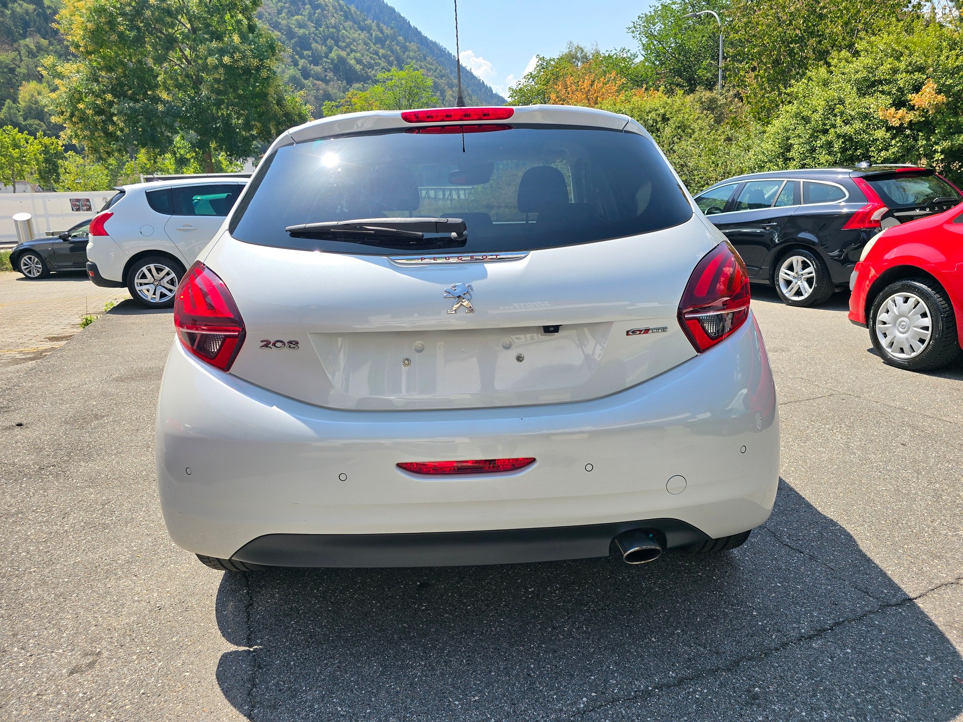 PEUGEOT 208 1.2 PureTech GT Line-image-6