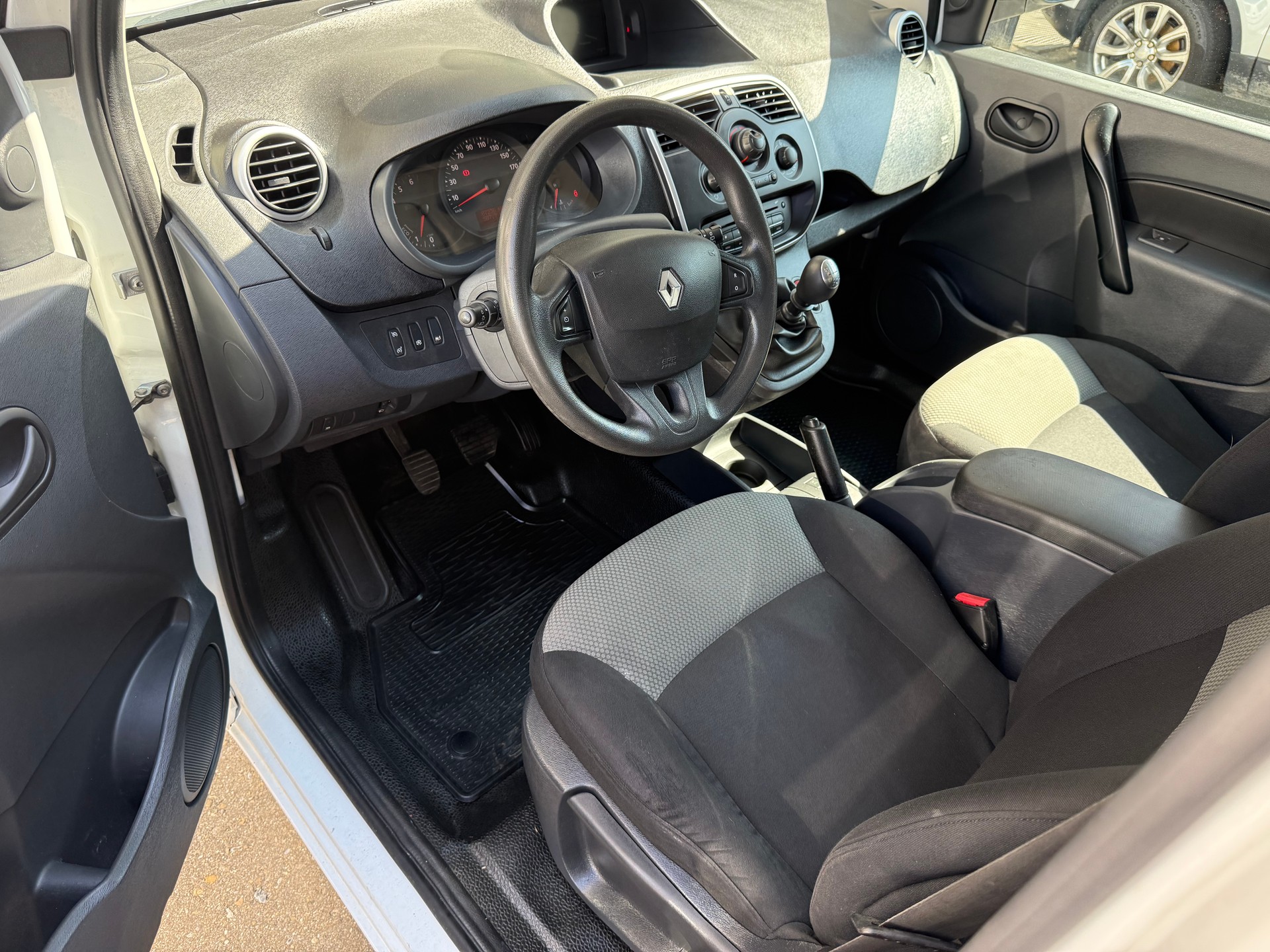 RENAULT Kangoo Maxi dCi 90 ENERGY Business 5 Pl./ 5 pl.-image-6
