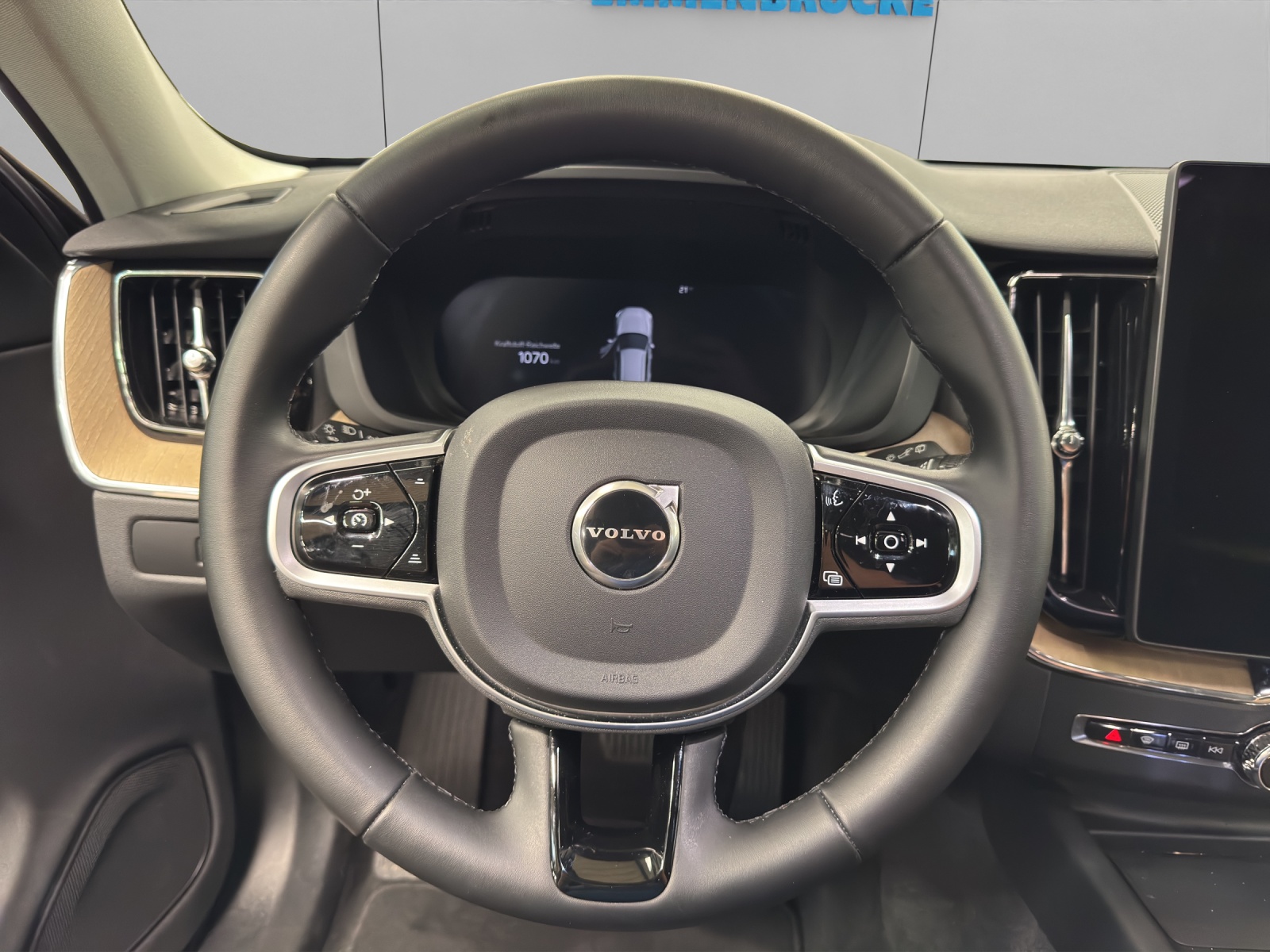 VOLVO XC60 2.0 B5 MH Plus Dark AWD-image-10