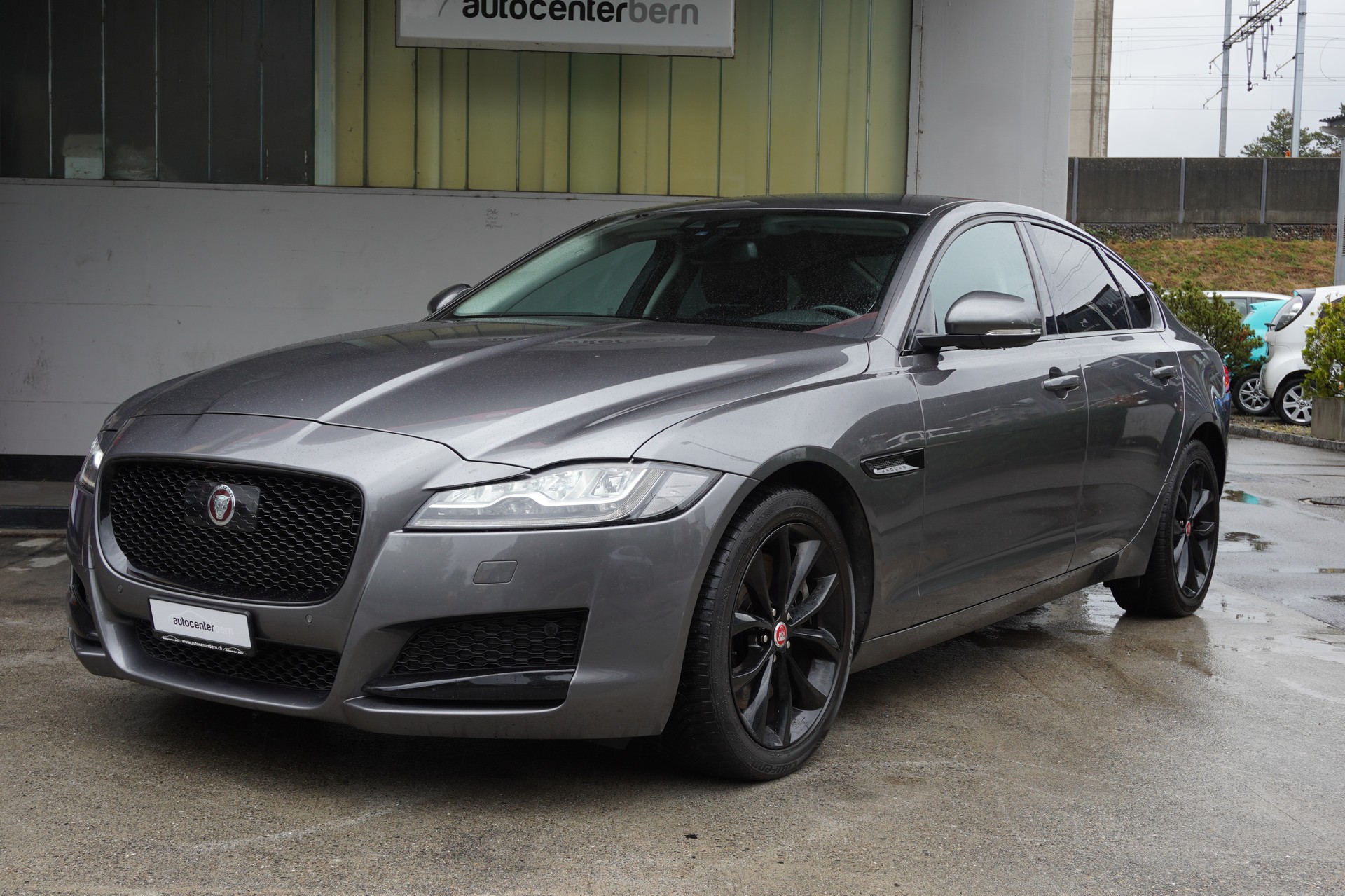 JAGUAR XF 30d Portfolio Automatic-image-1