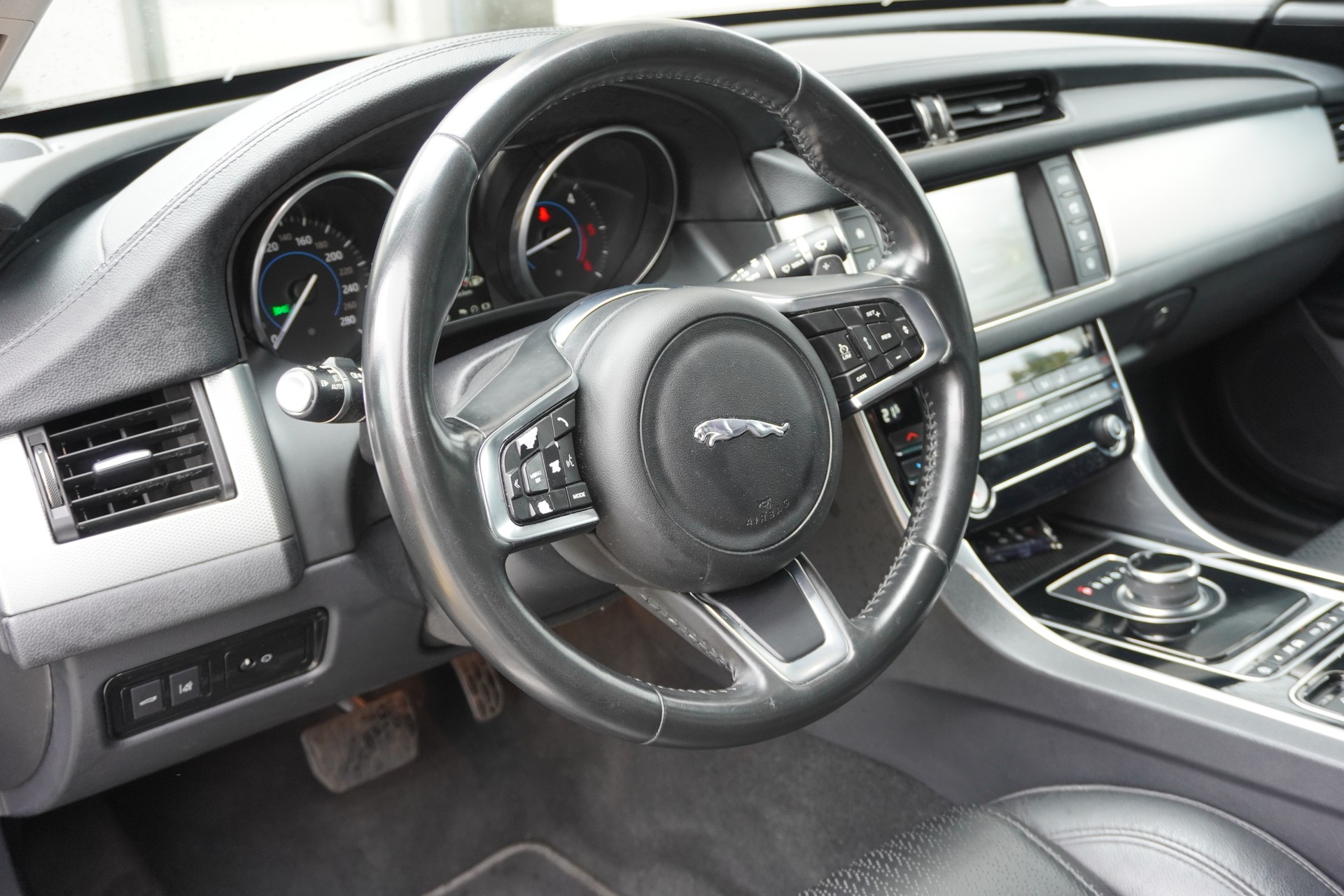 JAGUAR XF 30d Portfolio Automatic-image-9