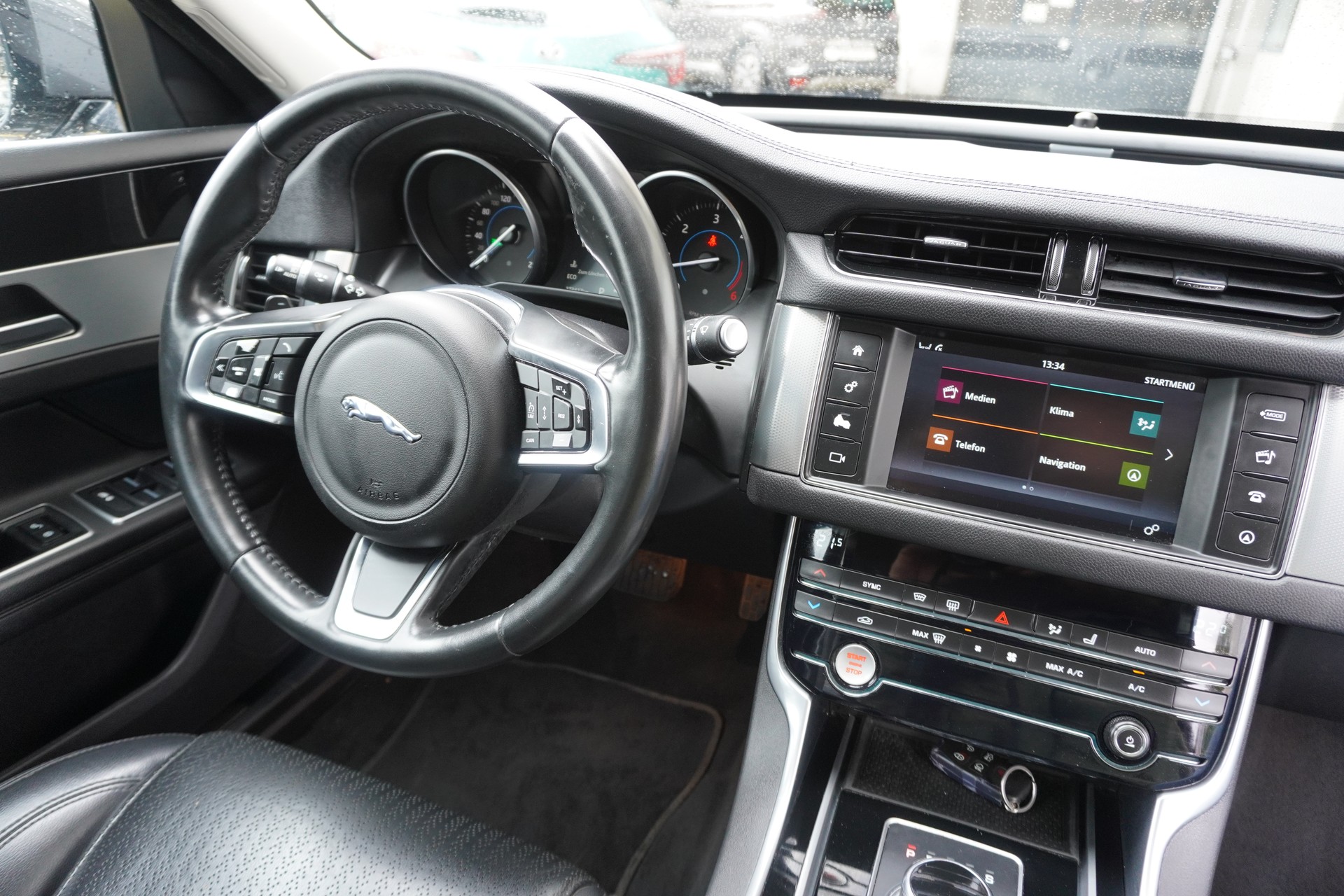 JAGUAR XF 30d Portfolio Automatic-image-10