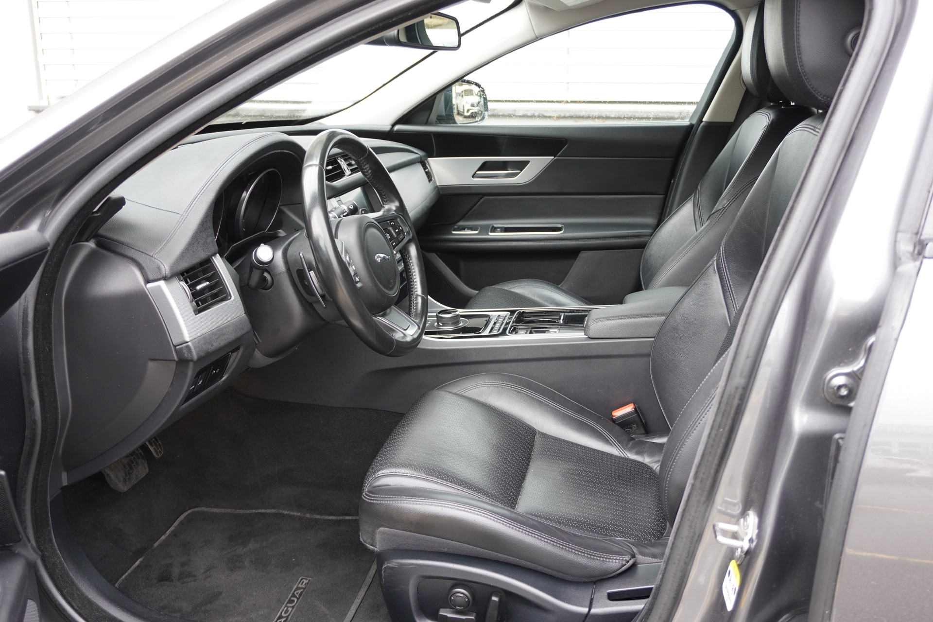 JAGUAR XF 30d Portfolio Automatic-image-8