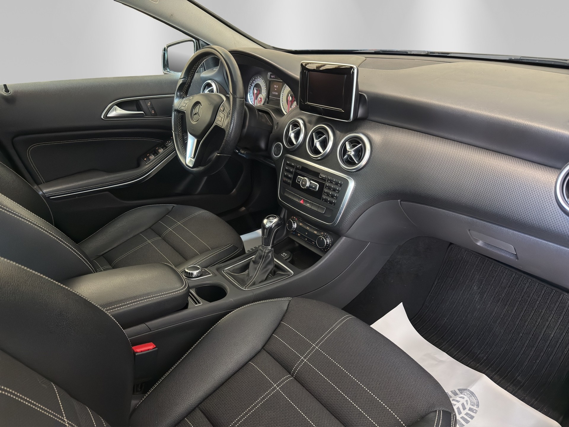 MERCEDES-BENZ A 200 Urban-image-11