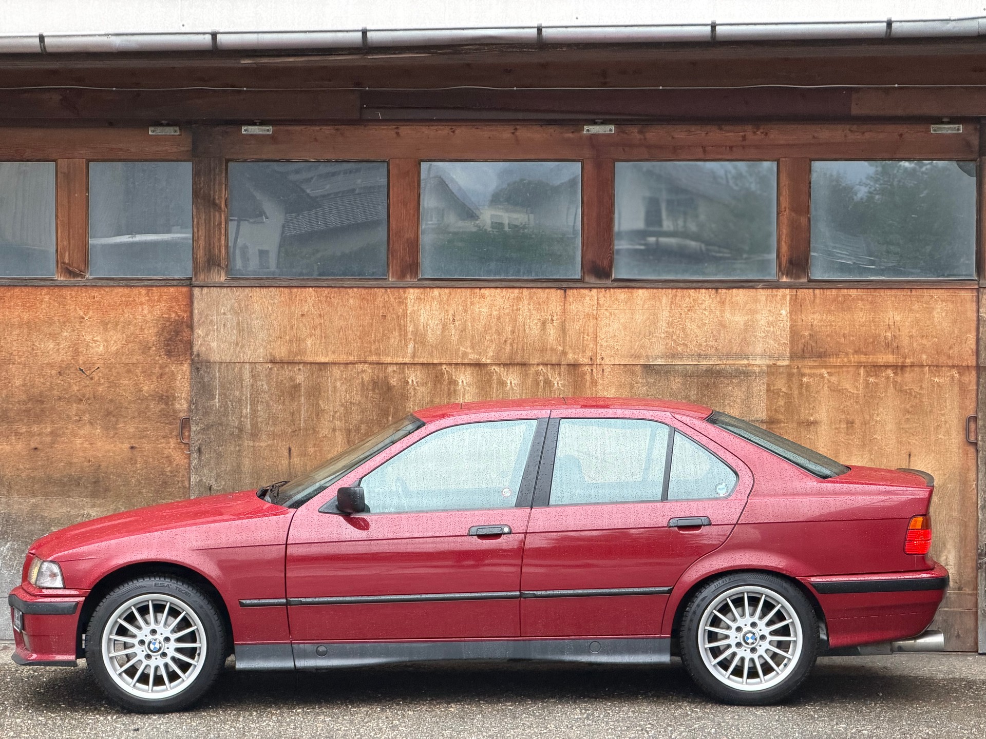 BMW 320i-image-6